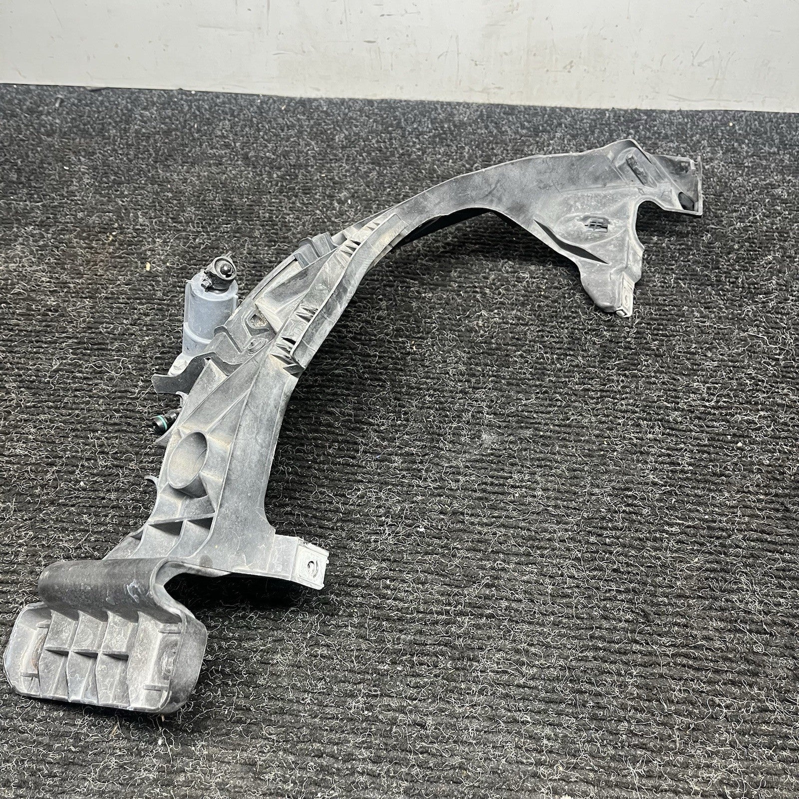 ☑️ 08-13 BMW E82 E88 135 Right Passenger Headlight Arm Bracket Mount