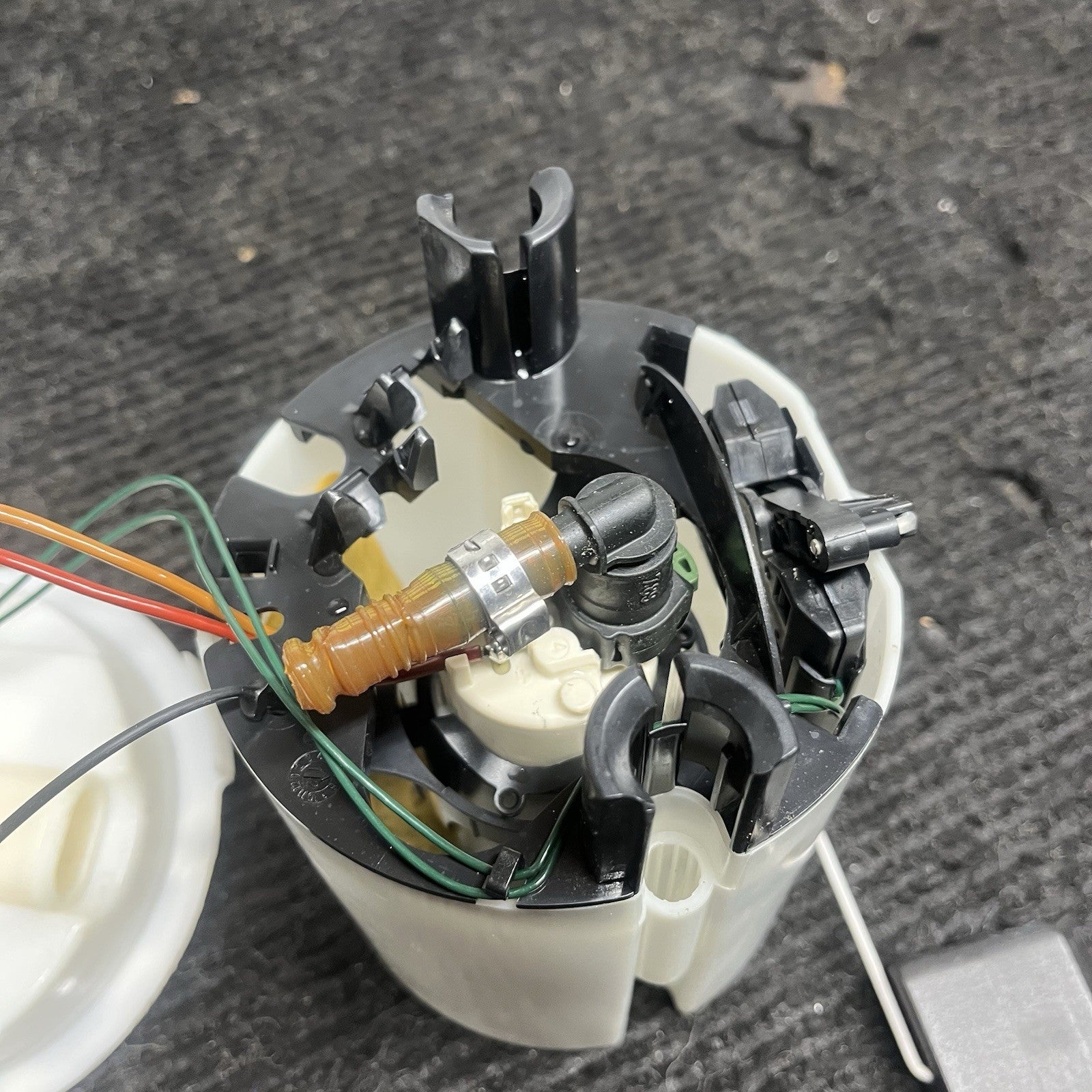 ☑️ 06-13 BMW E82 E88 E90 E91 E92 E93 135I 335I Fuel Pump OEM