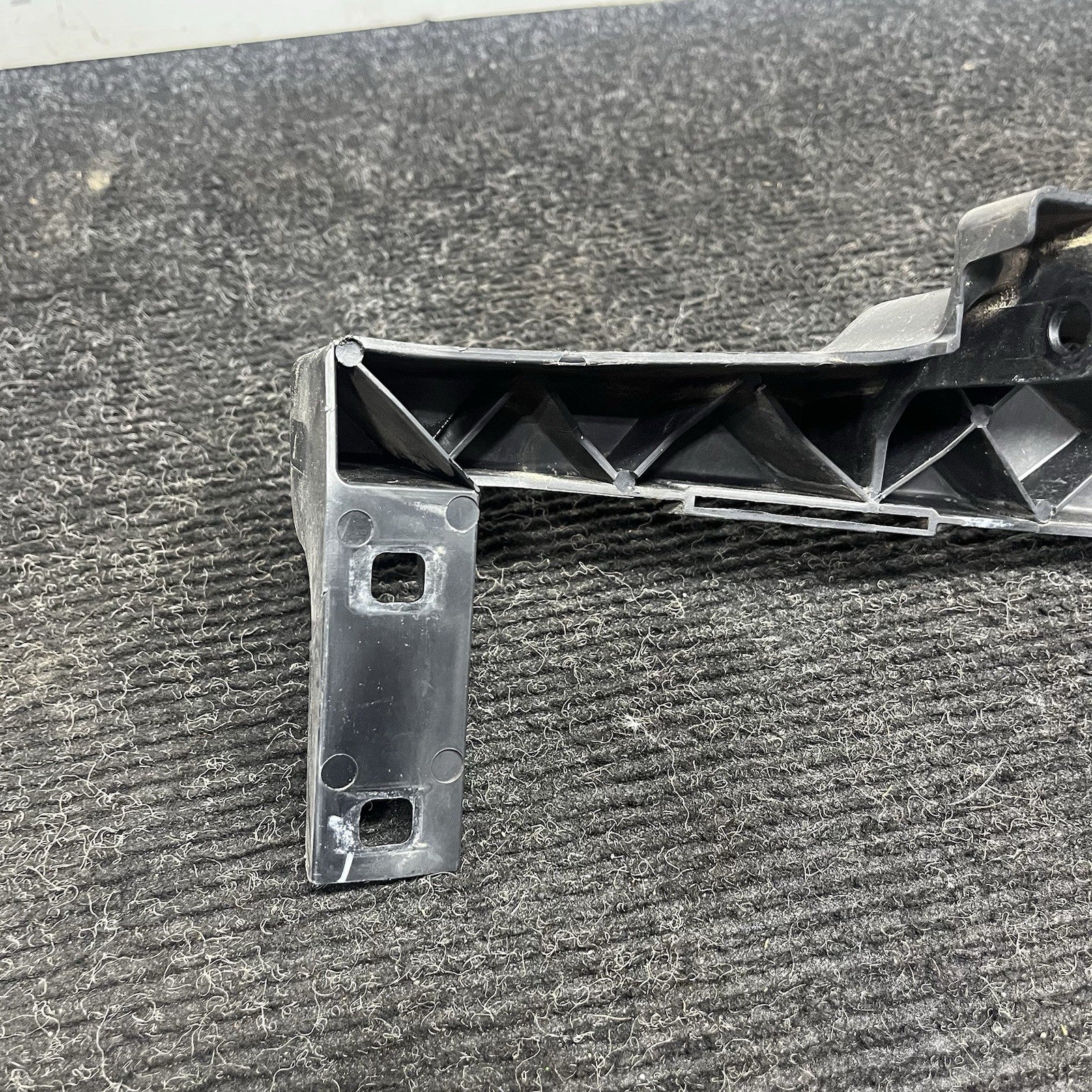 ☑️ 09-11 BMW E90 E91 LCI Front Left Driver Headlight Arm Bracket Mount Plastic