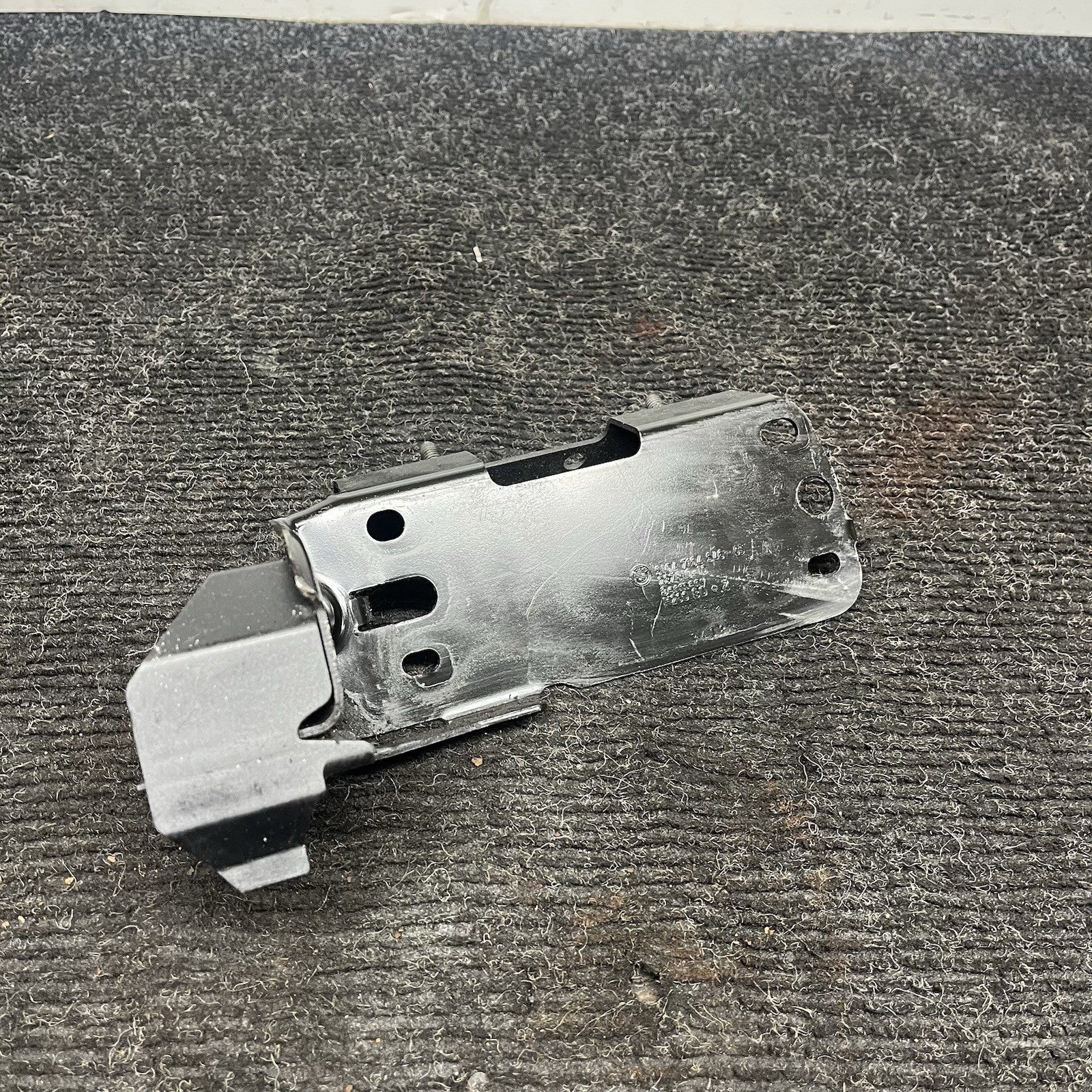 ☑️ 2007-2013 BMW E92 E93 335I RIGHT PASSENGER LOWER RADIATOR BRACKET OEM 7154546