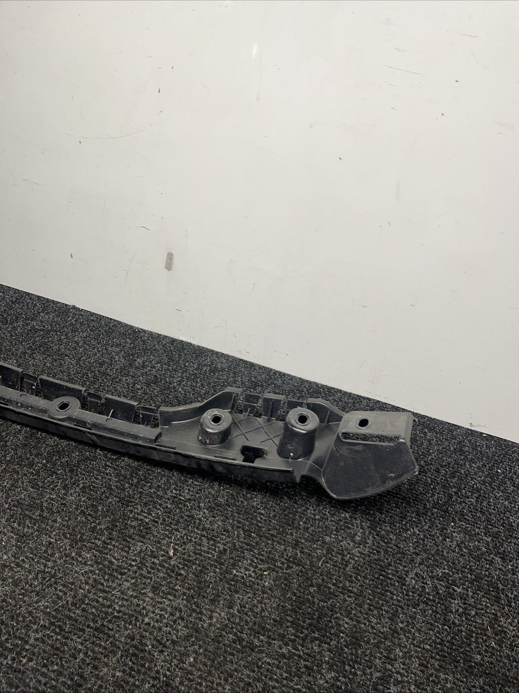 ☑️ OEM BMW E92 328 335 M3 COUPE Rear Center Bumper Mount Bracket Guide Support