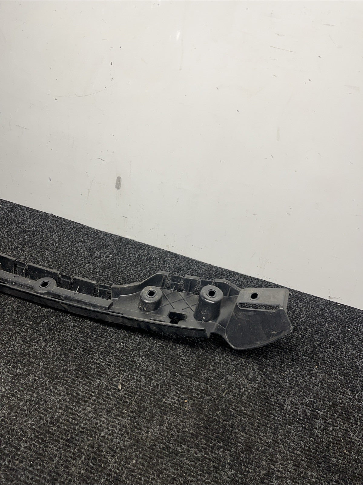 ☑️ OEM BMW E92 328 335 M3 COUPE Rear Center Bumper Mount Bracket Guide Support
