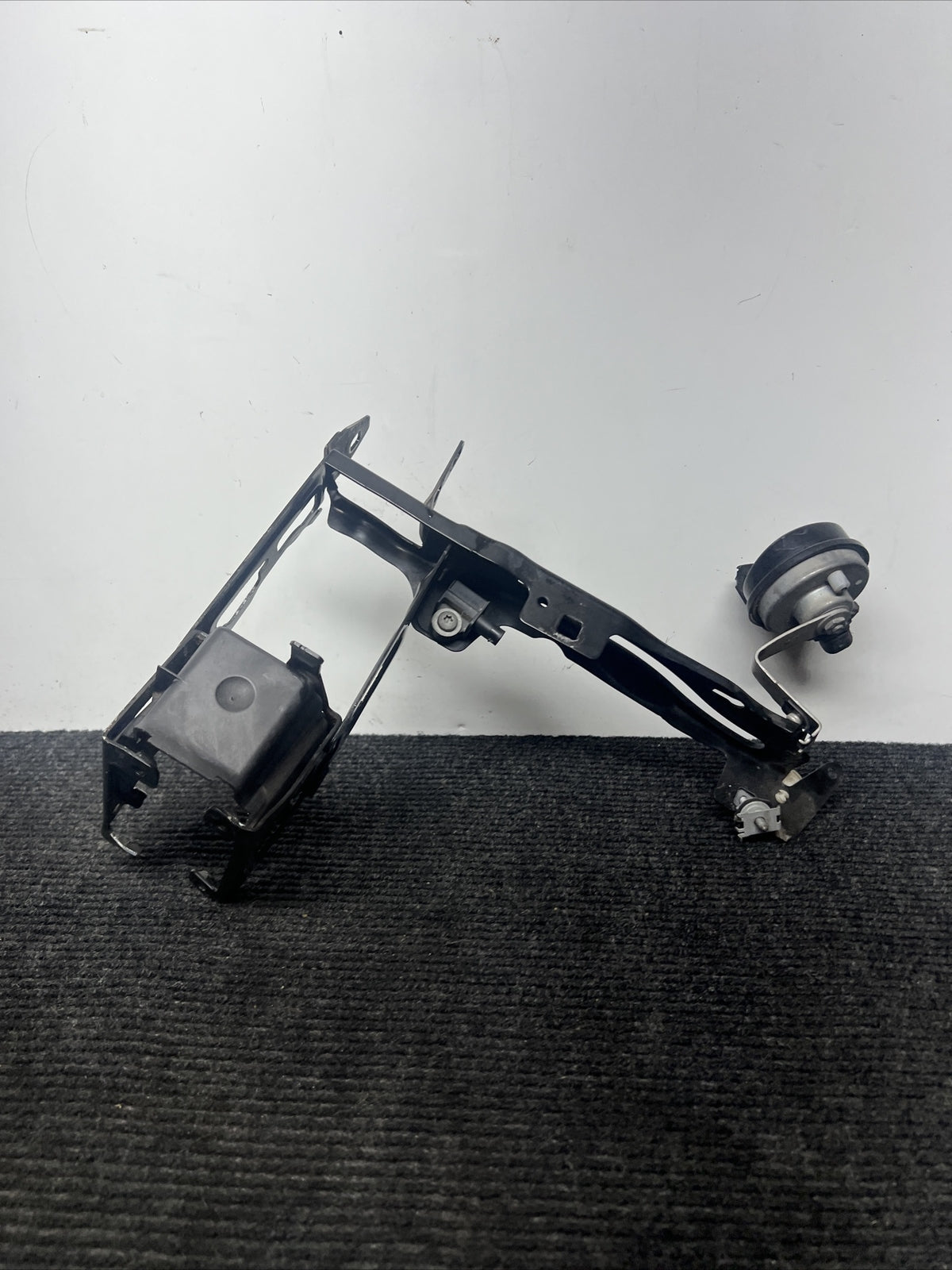 🌟2011-2016 BMW 328XI F30  FRONT LEFT RADIATOR MOUNT BRACKET SUPPORT OEM✅