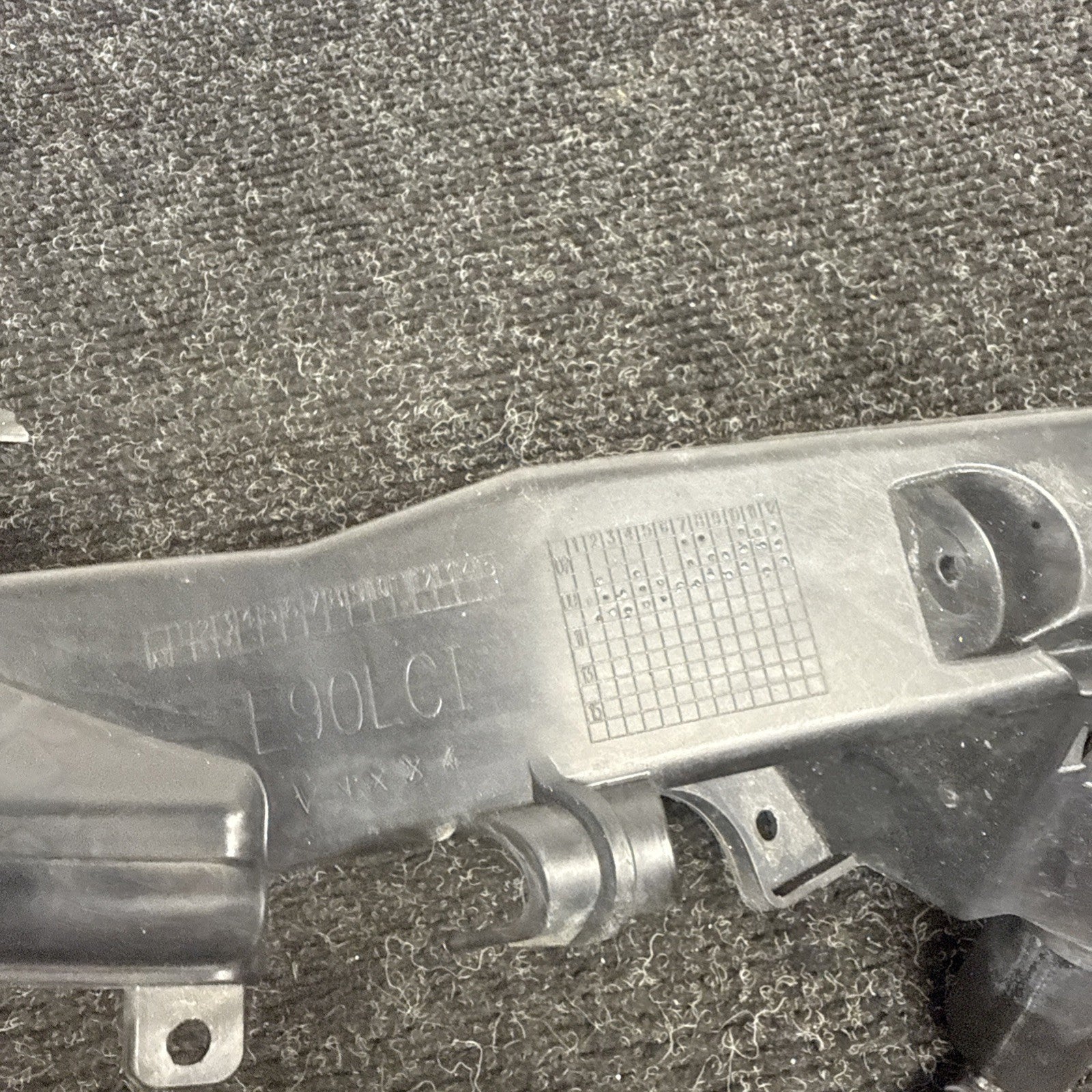 ☑️ 09-11 BMW E90 335 LCI Right Passenger Headlight Arm Bracket Mount Plastic