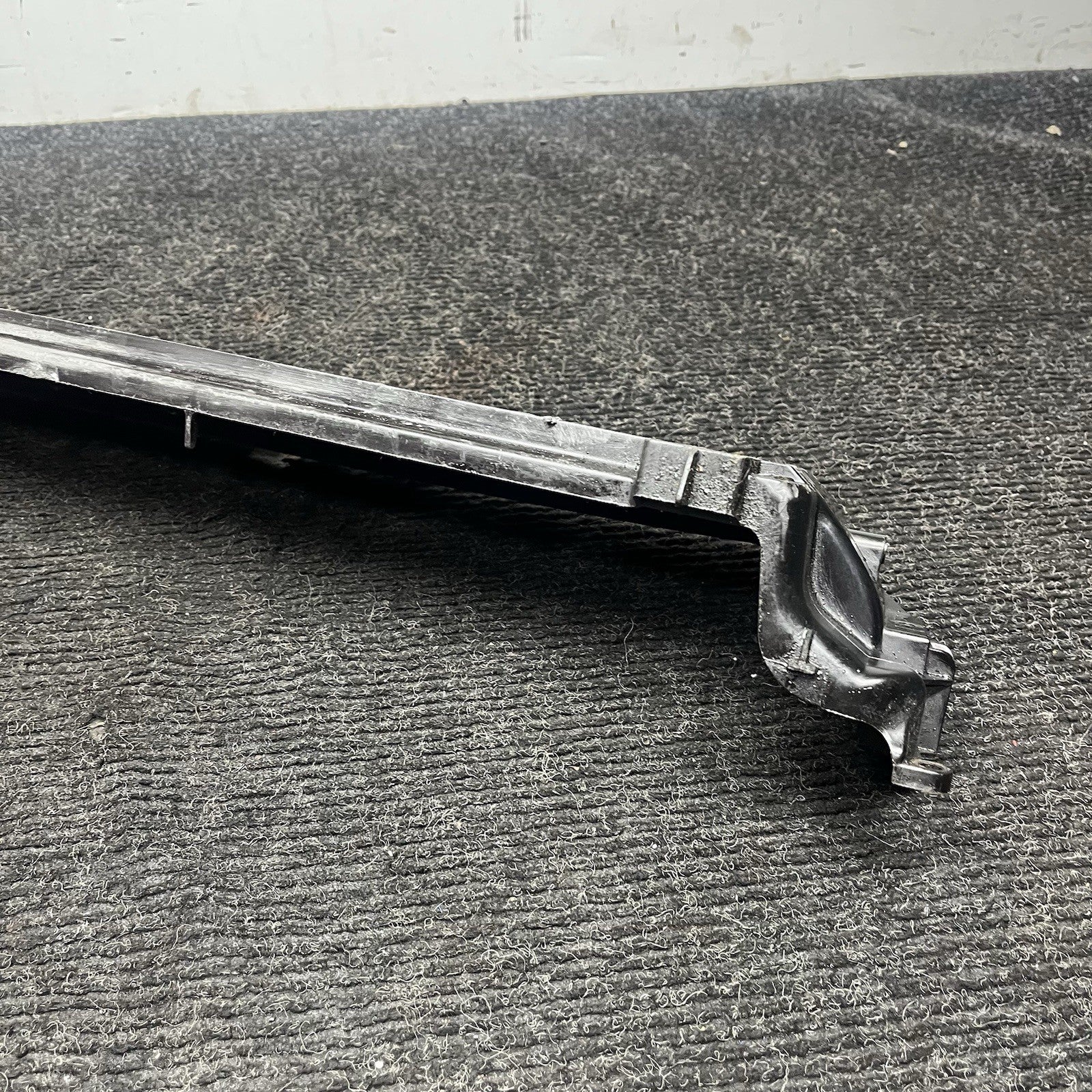 ☑️ 11-13 BMW E70 X5 Radiator Support Bottom Intercooler Bracket Unit 7795909 OEM
