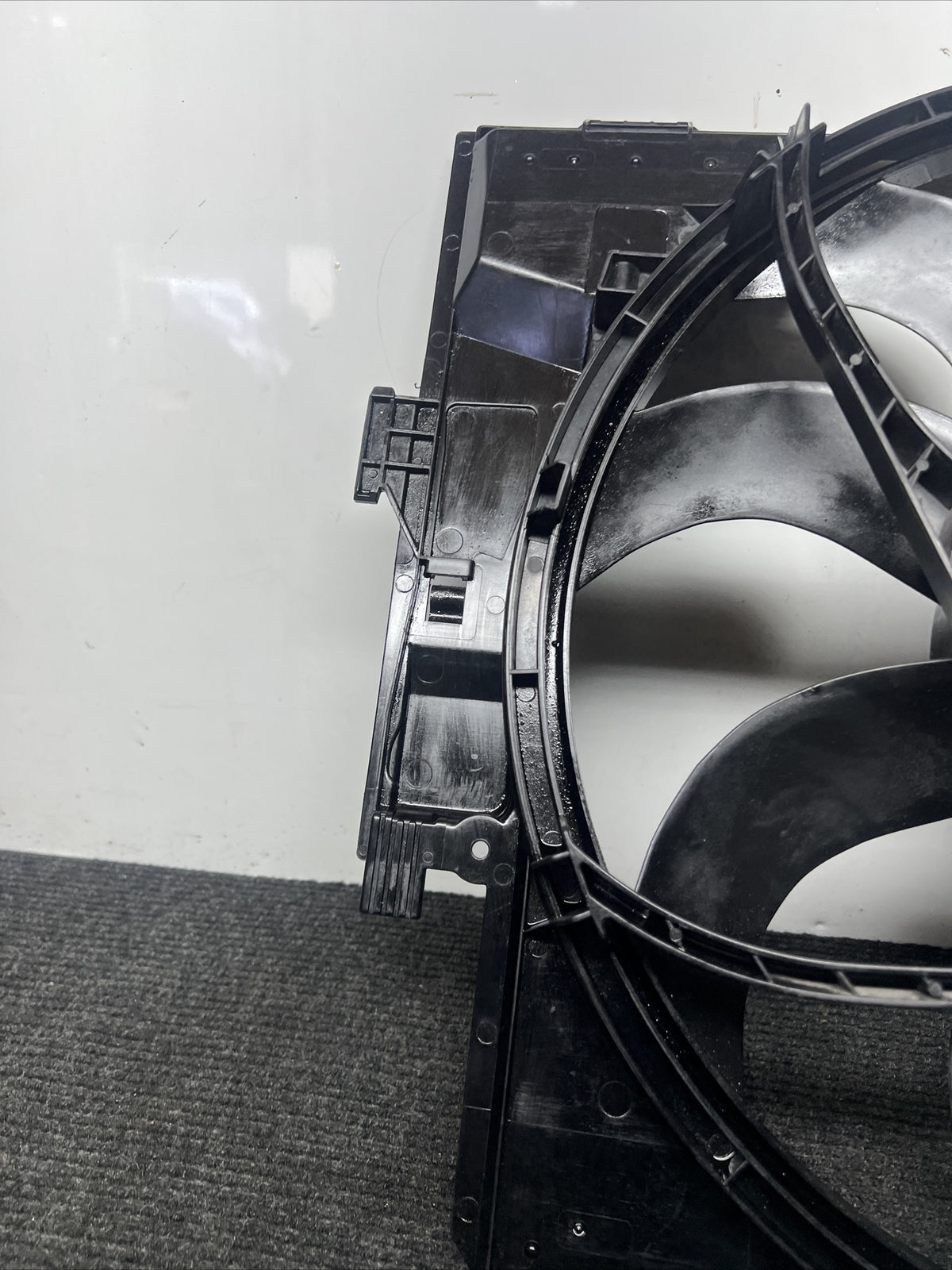 ☑️ 2013-2016 BMW 328i F30 Radiator Electric Fan Motor Blade Shroud