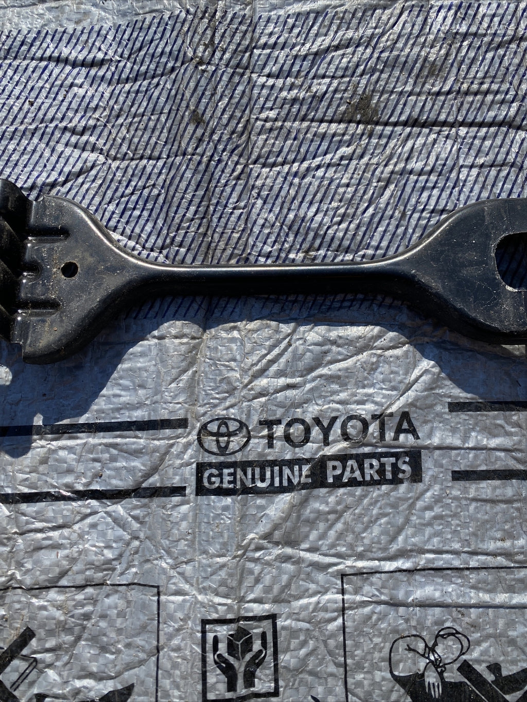 2013 Scion FRS Subaru BRZ 86 Battery Tie Down Bracket Assy OEM 7729