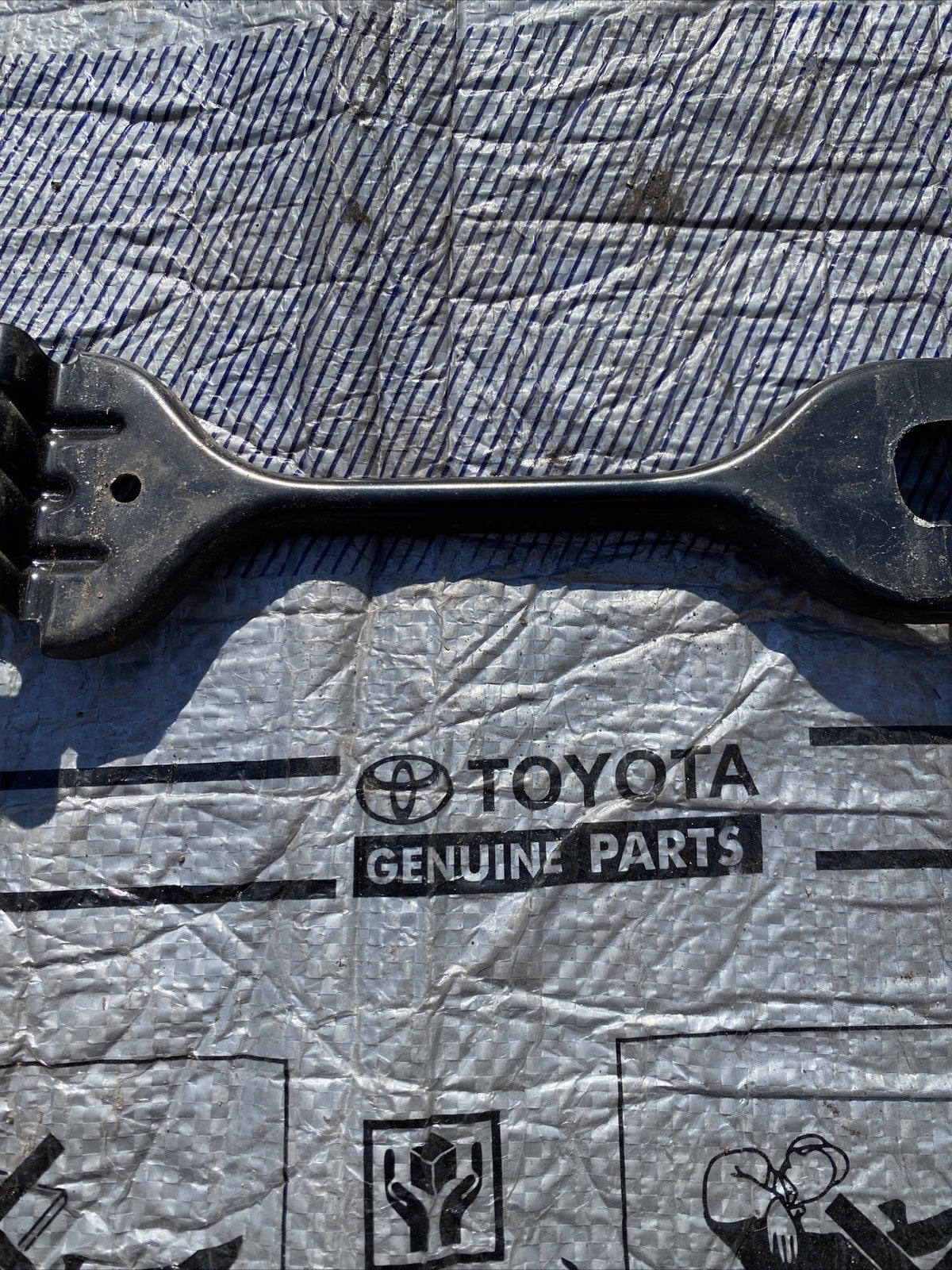 2013 Scion FRS Subaru BRZ 86 Battery Tie Down Bracket Assy OEM 7729