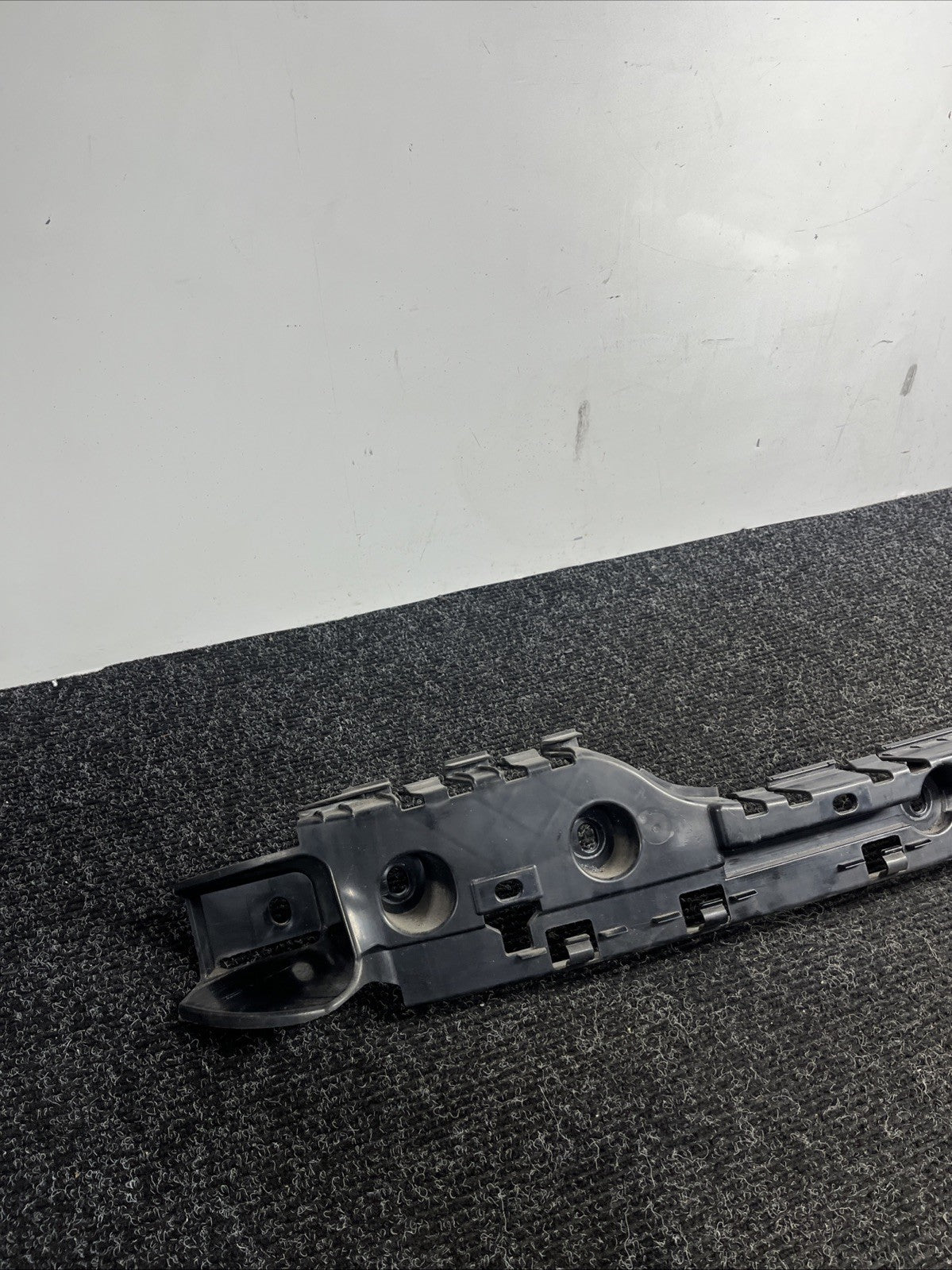 ☑️ OEM BMW E92 328 335 M3 COUPE Rear Center Bumper Mount Bracket Guide Support
