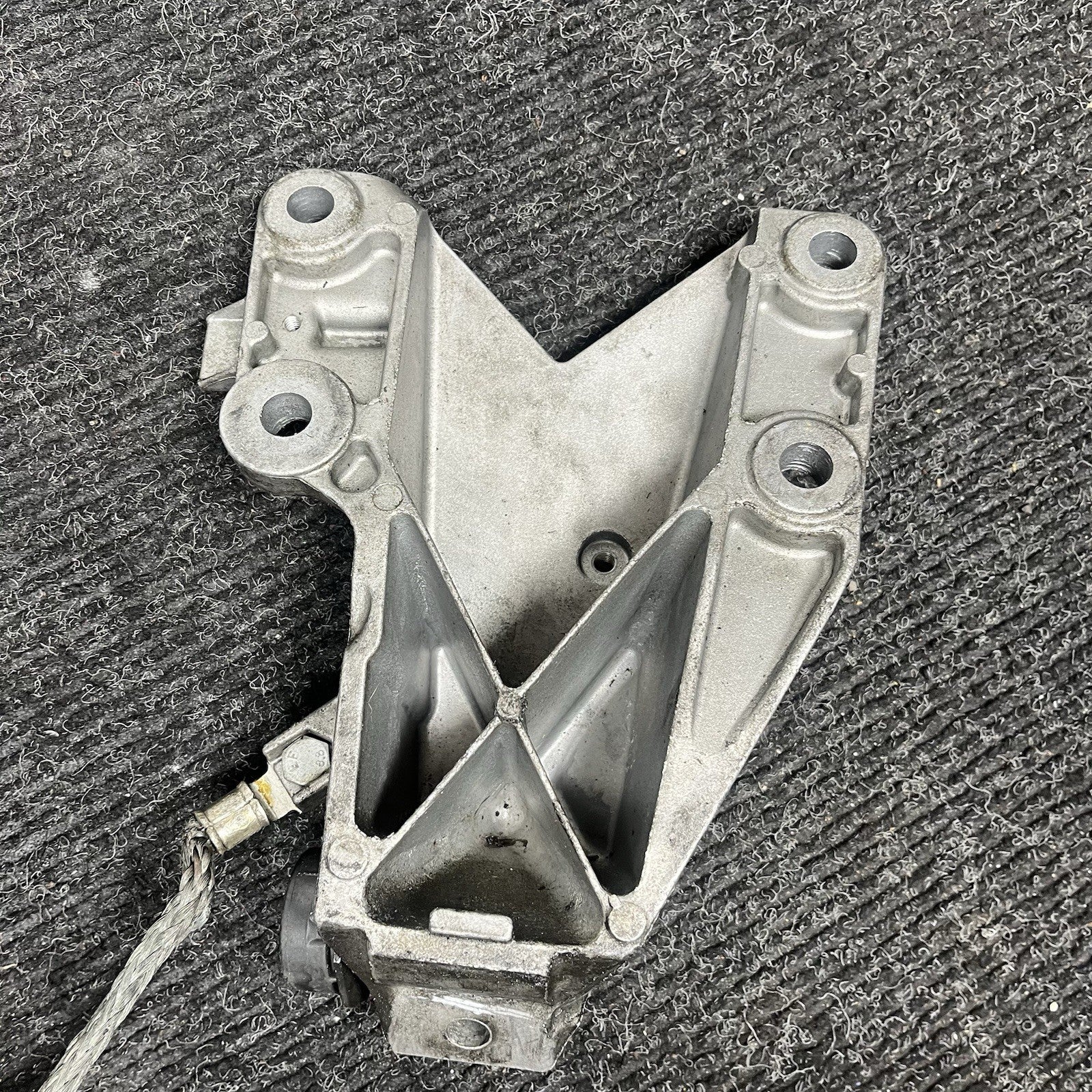 ☑️ BMW E90 E91 E92 Engine Mount Bracket Left N54 6760317 Motor Mount Bracket