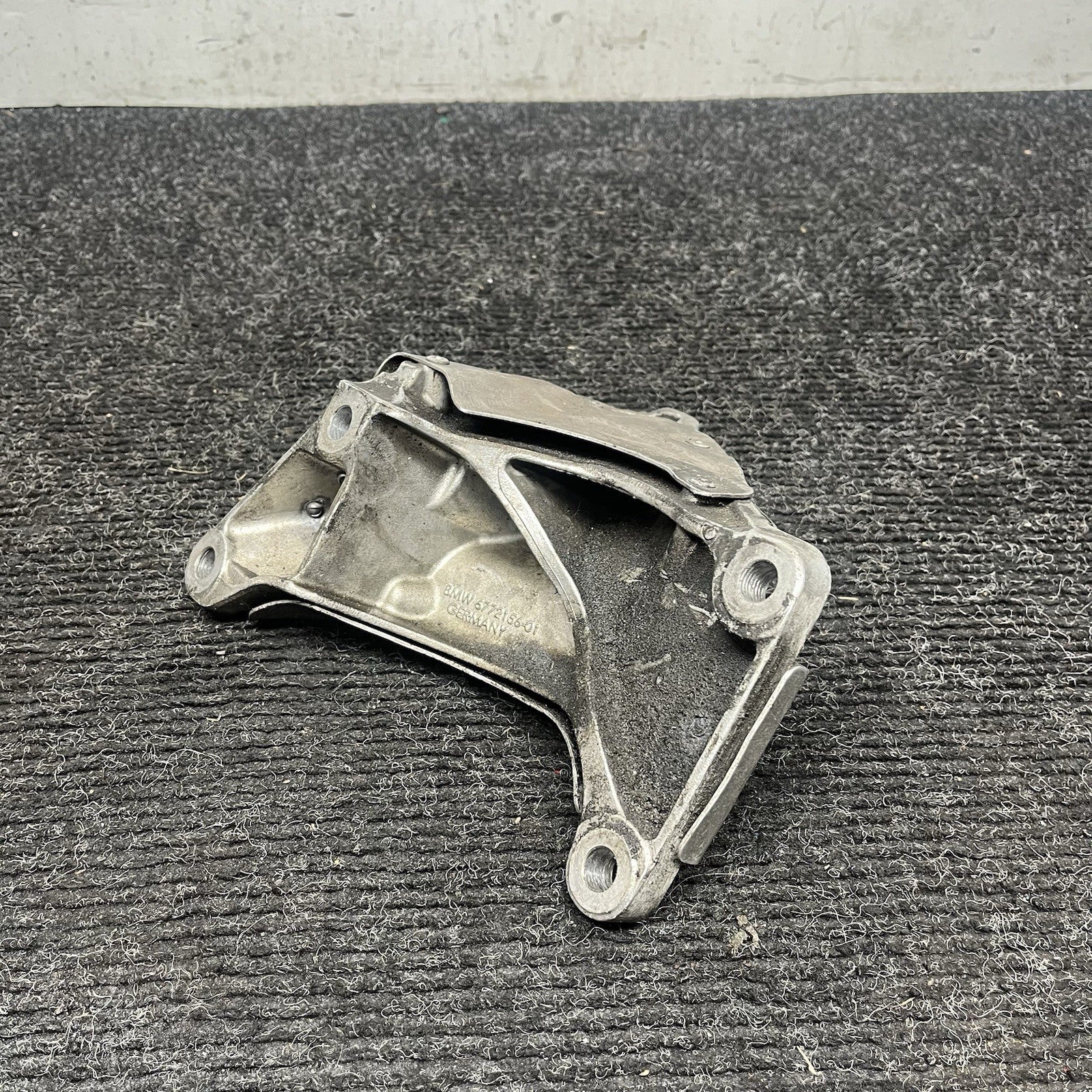 07-11 BMW E82 E88 E90 E92 135I 335I N54 Z4 RIGHT PASSENGER ENGINE MOUNT BRACKET