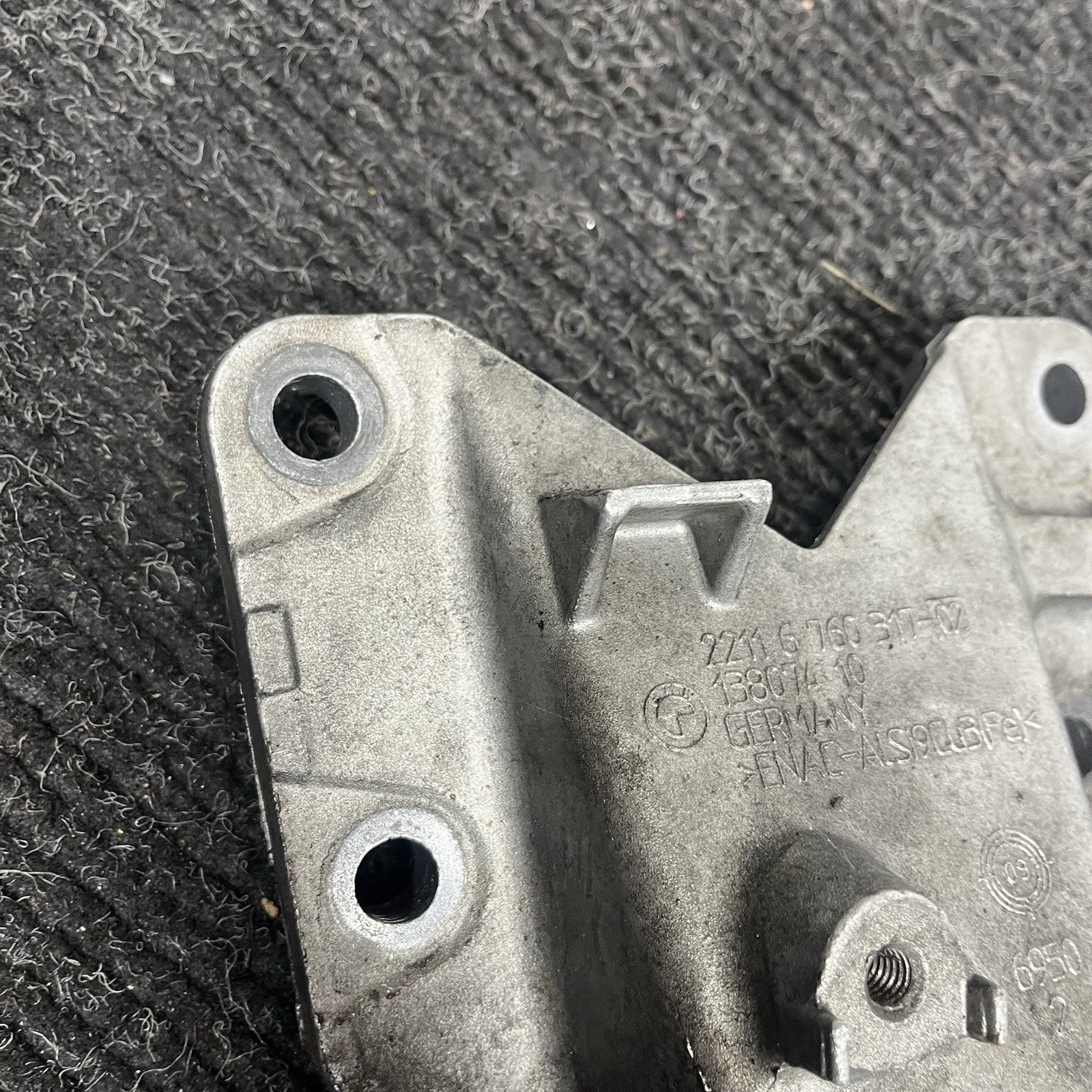 ☑️ BMW E90 E91 E92 Engine Mount Bracket Left N54 6760317 Motor Mount Bracket