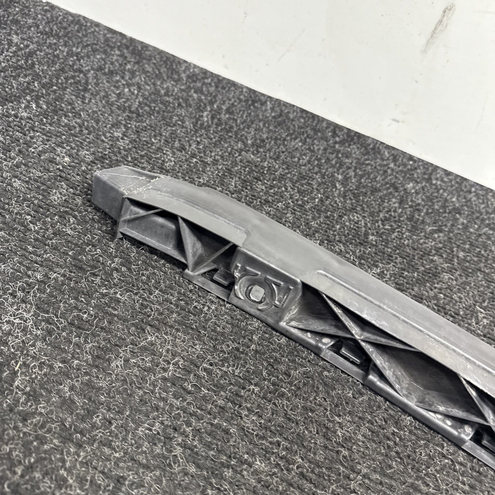 ☑️ 12-18 AUDI A6 QUATTRO C7 REAR BUMPER CENTER GUIDE MOUNT BRACKET SUPPORT OEM