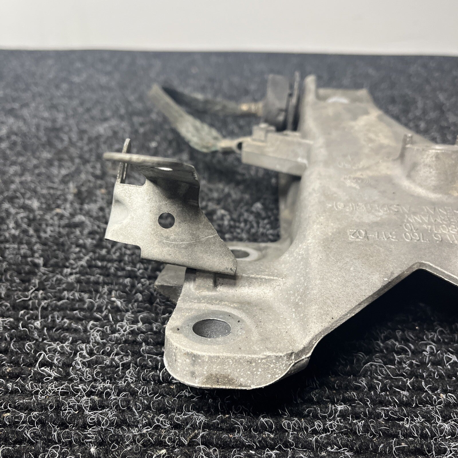 ☑️ BMW E90 E91 E92 Engine Mount Bracket Left N54 6760317 Motor Mount Bracket
