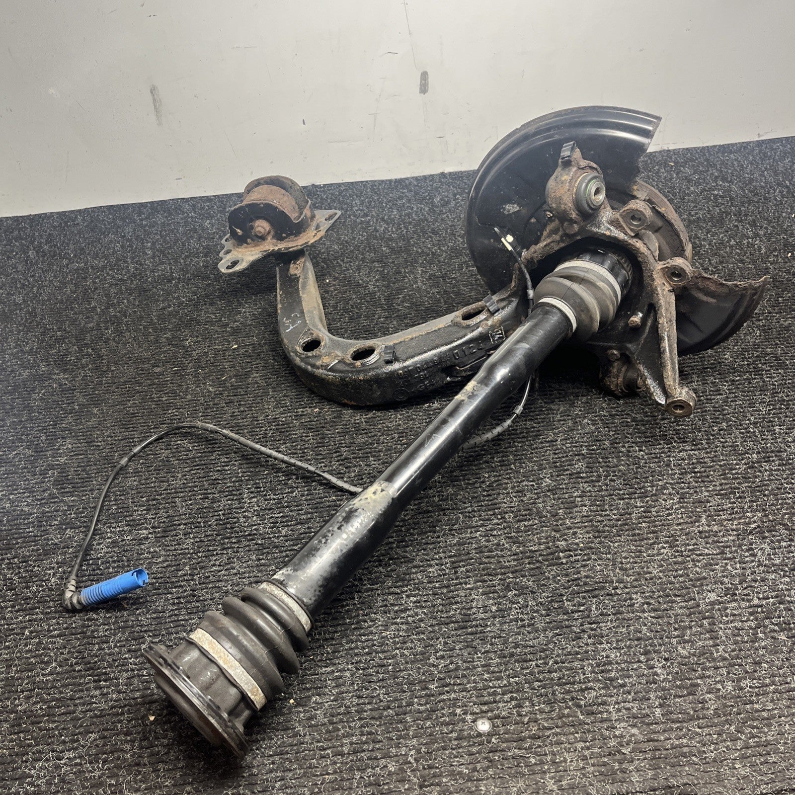 ☑️ 01-06 BMW E46 330i 330 REAR RIGHT TRAILING ARM KNUCKLE WHEEL HUB W/AXLE  OEM