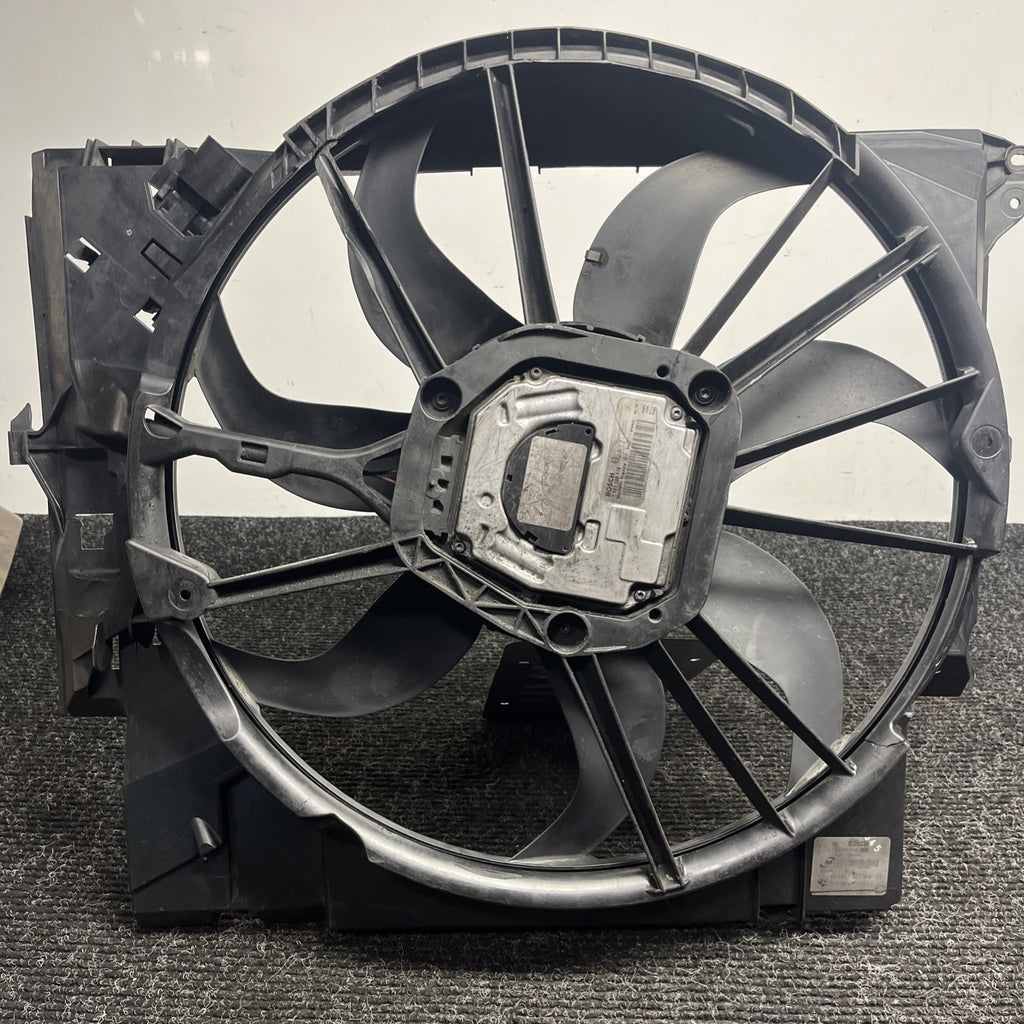 ☑️ 07-13 OEM BMW E88 E90 E92 N54 N55 Engine Radiator Cooling Fan *Cracked* 600W