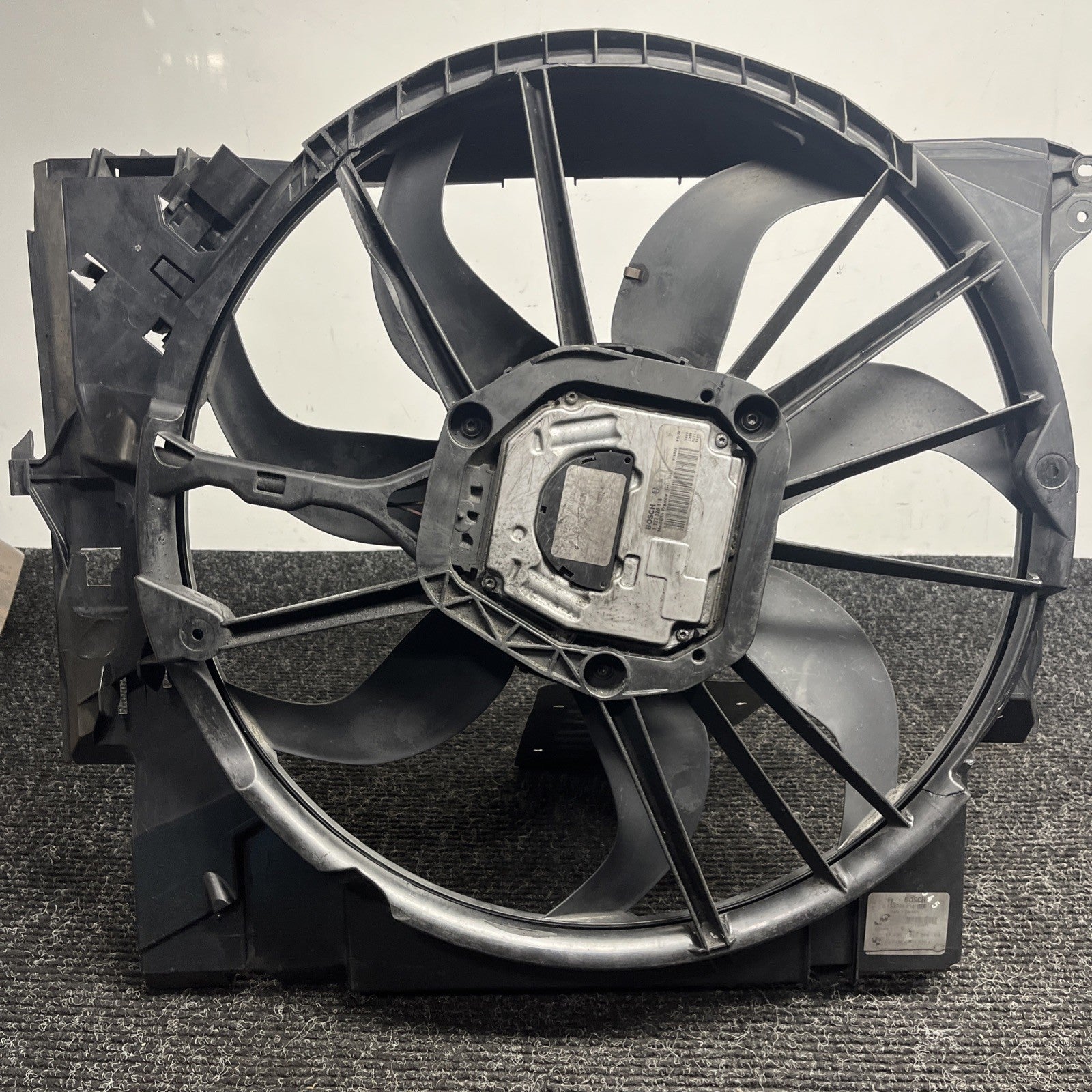 ☑️ 07-13 OEM BMW E88 E90 E92 N54 N55 Engine Radiator Cooling Fan *Cracked* 600W