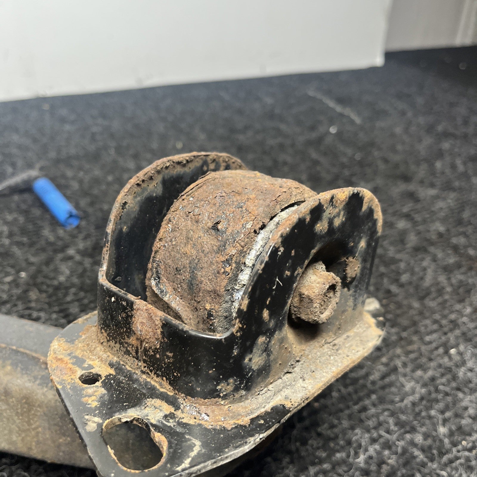 ☑️ 01-06 BMW E46 330i 330 REAR RIGHT TRAILING ARM KNUCKLE WHEEL HUB W/AXLE  OEM