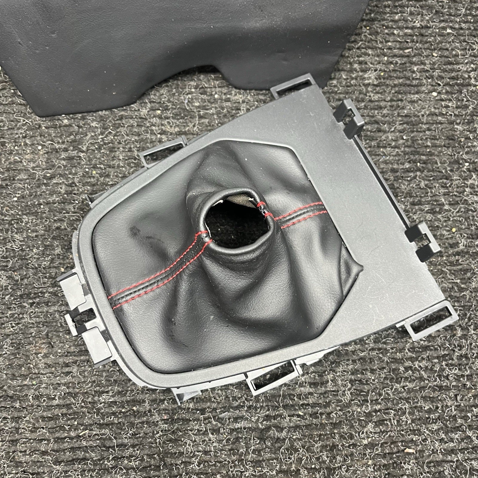☑️ 2022-2025 TOYOTA GR86 BRZ CONSOLE SHIFTER TOP BEZEL TRIM PANEL BRAKE BOOT OEM
