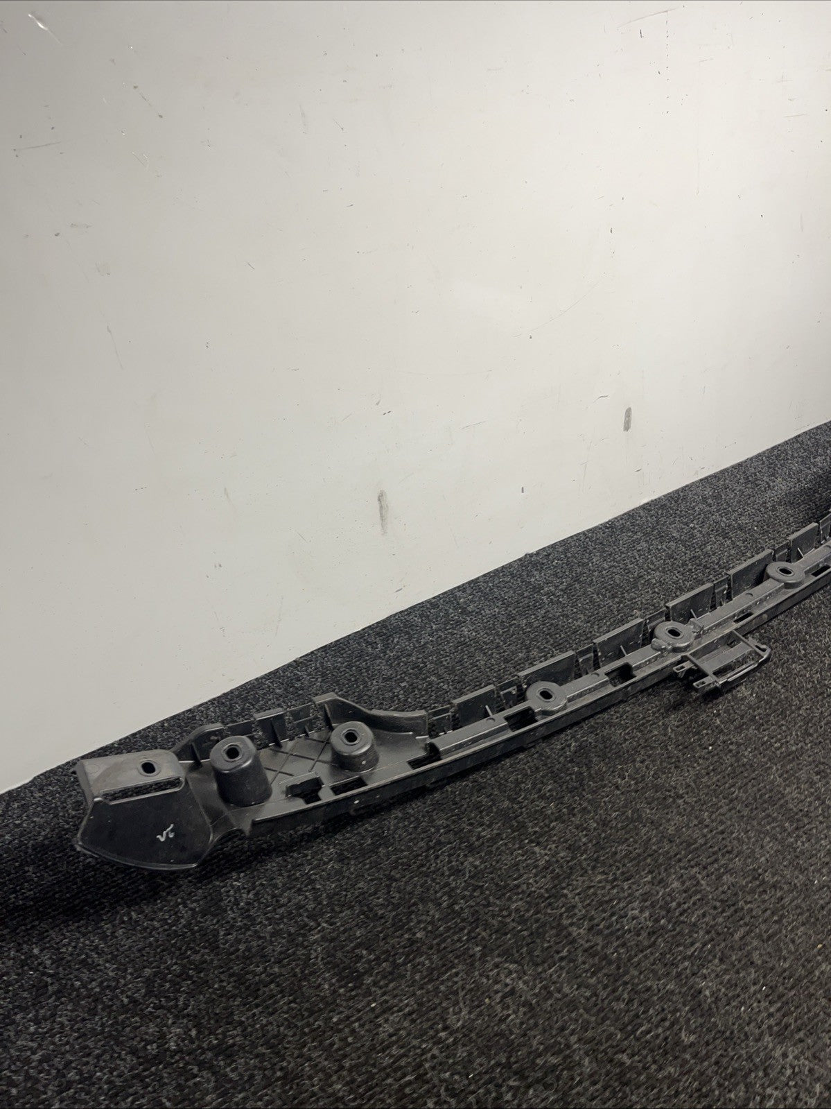 ☑️ OEM BMW E92 328 335 M3 COUPE Rear Center Bumper Mount Bracket Guide Support