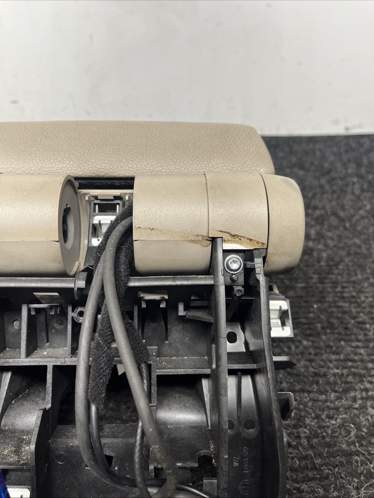 ☑️ 08-13 OEM BMW E88 128i 135i Center Console Armrest Tray Leather Beige