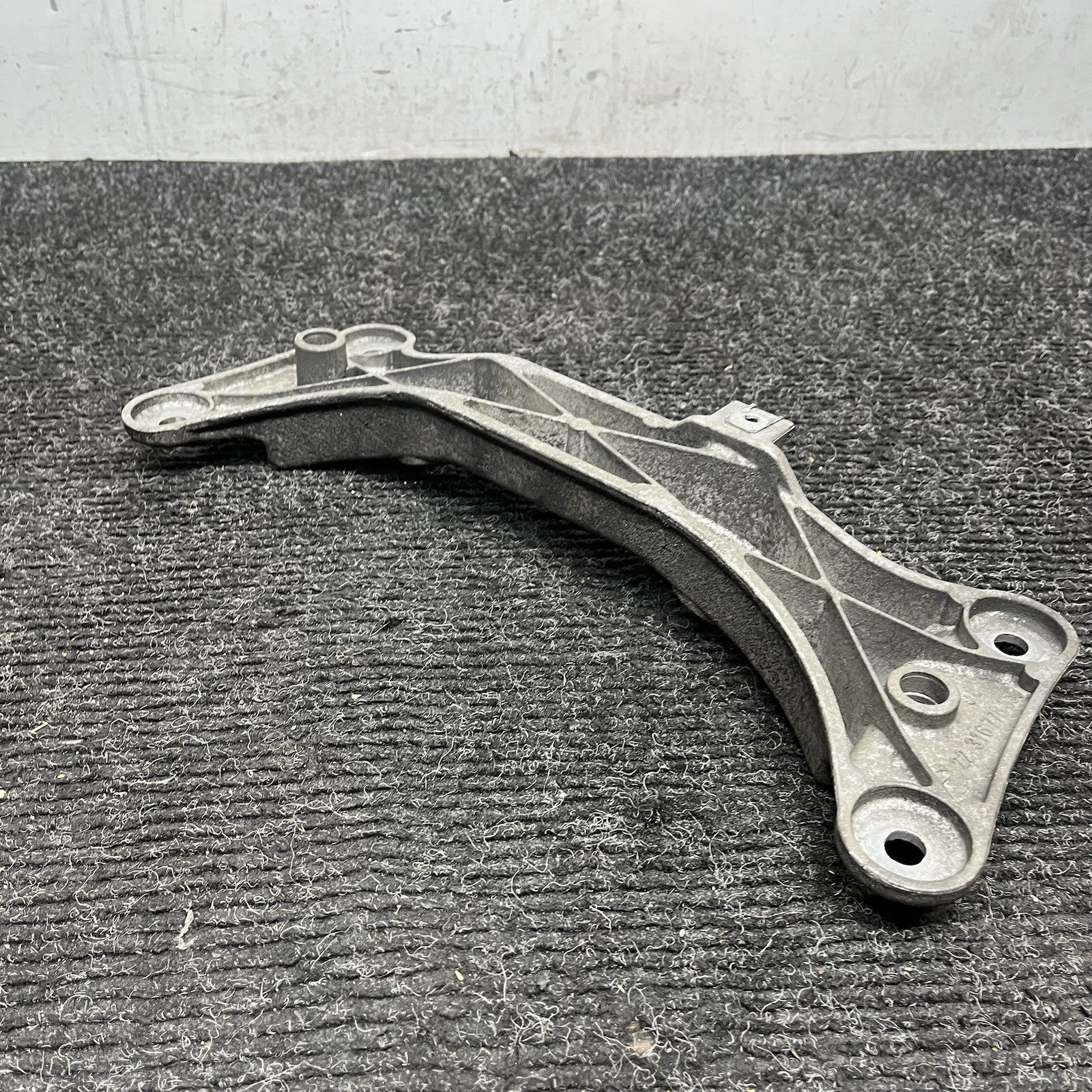 ☑️ BMW E88 E82 E90 E92 135i 335i M/T Transmission Gearbox Support Bracket OEM