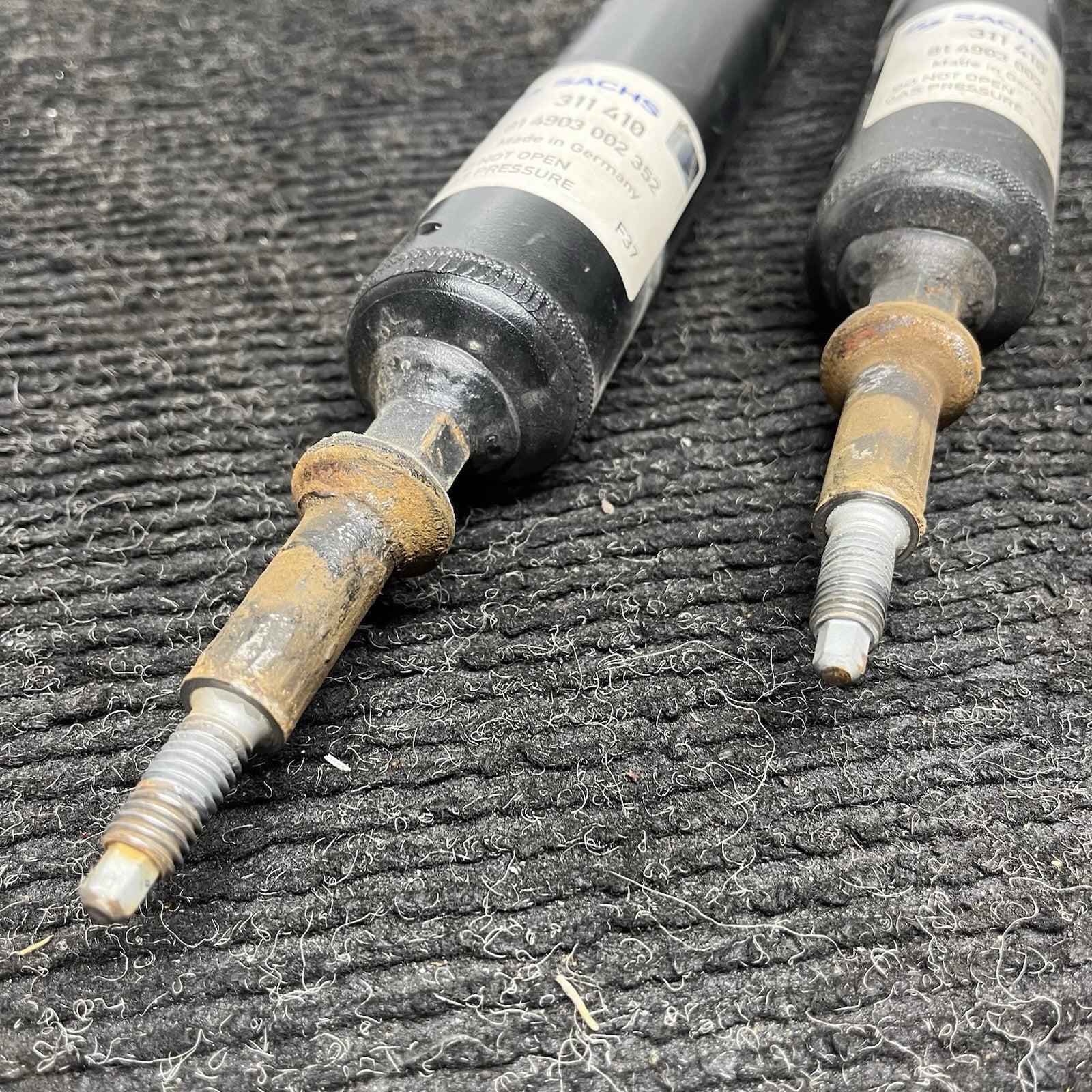 ☑️ BMW E82 E88 E90 E92 128i 135i 328i 328xi 335i Rear Shock Absorber Pair Sachs