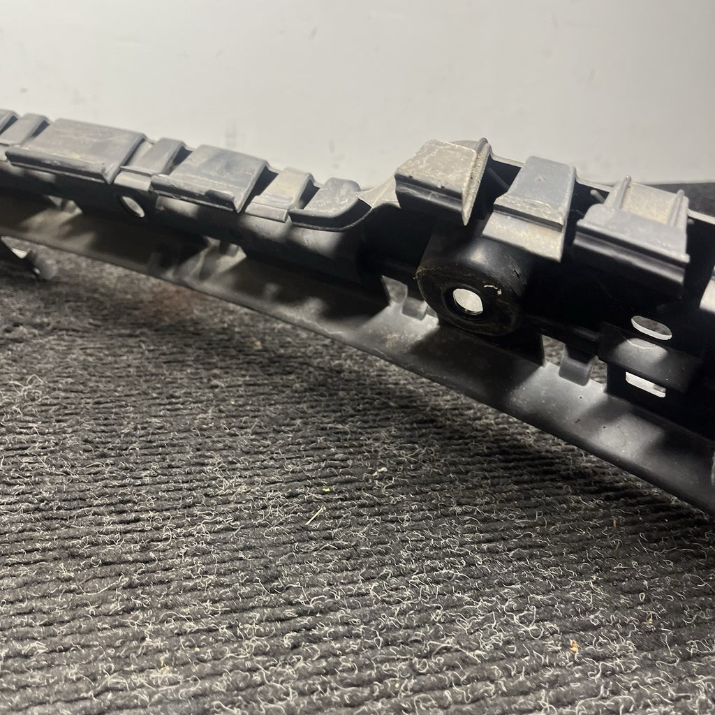 ☑️ BMW 135i 128i E82 E88 Rear Bumper Cover Center Guide Mount Bracket 7170665