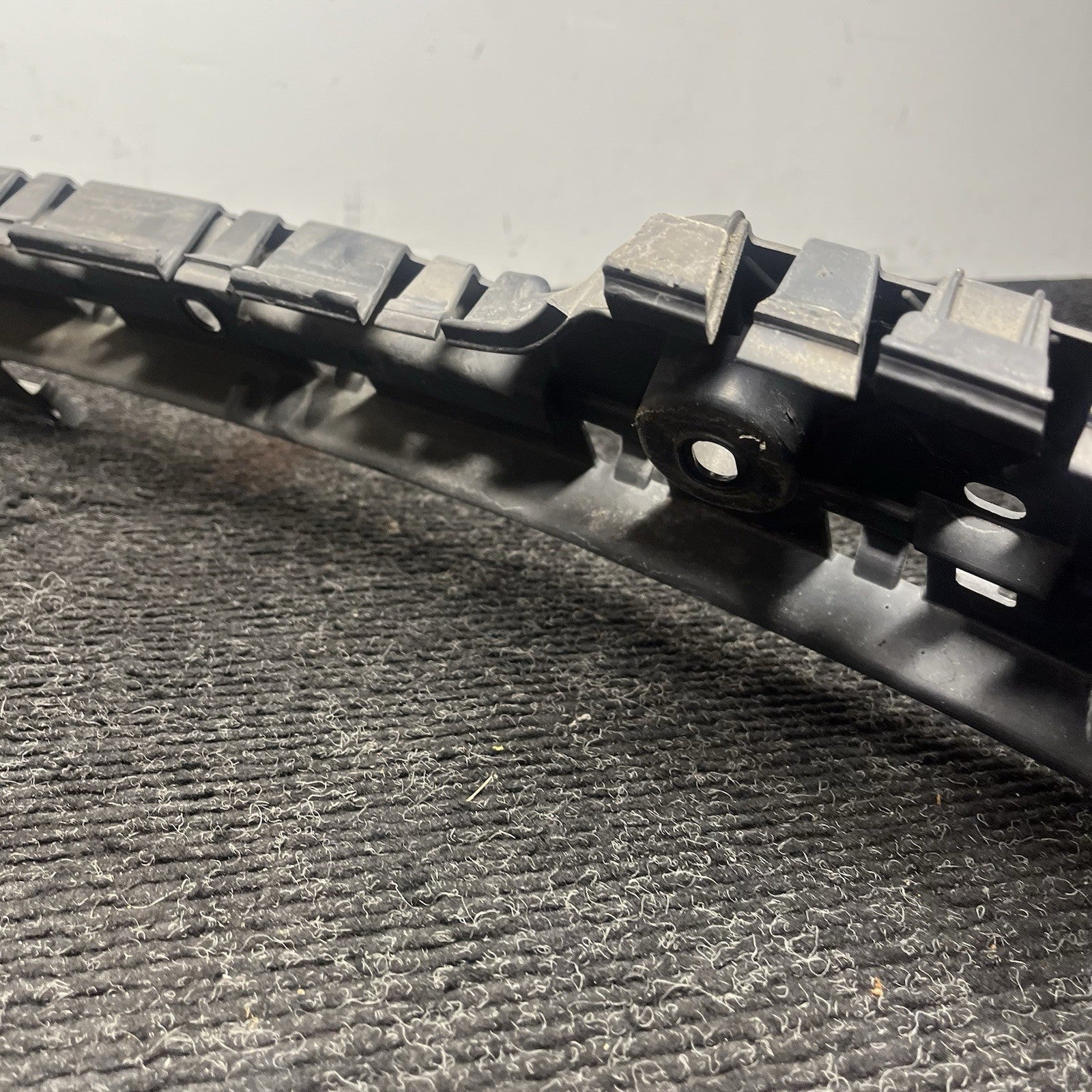 ☑️ BMW 135i 128i E82 E88 Rear Bumper Cover Center Guide Mount Bracket 7170665