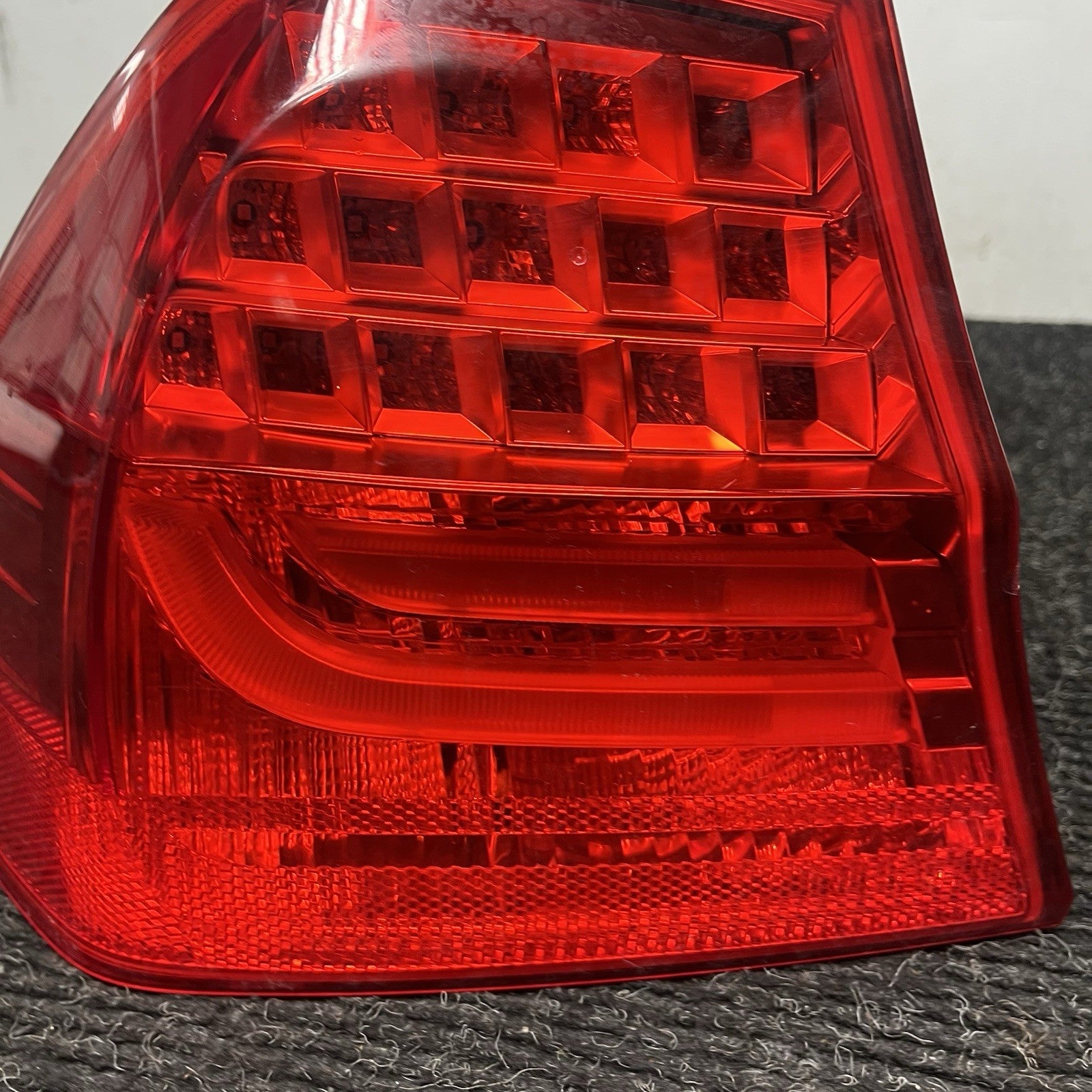 ☑️ 09-11 OEM BMW E90 328 335 LCI Sedan Rear Left Driver Side Outer Tail Light