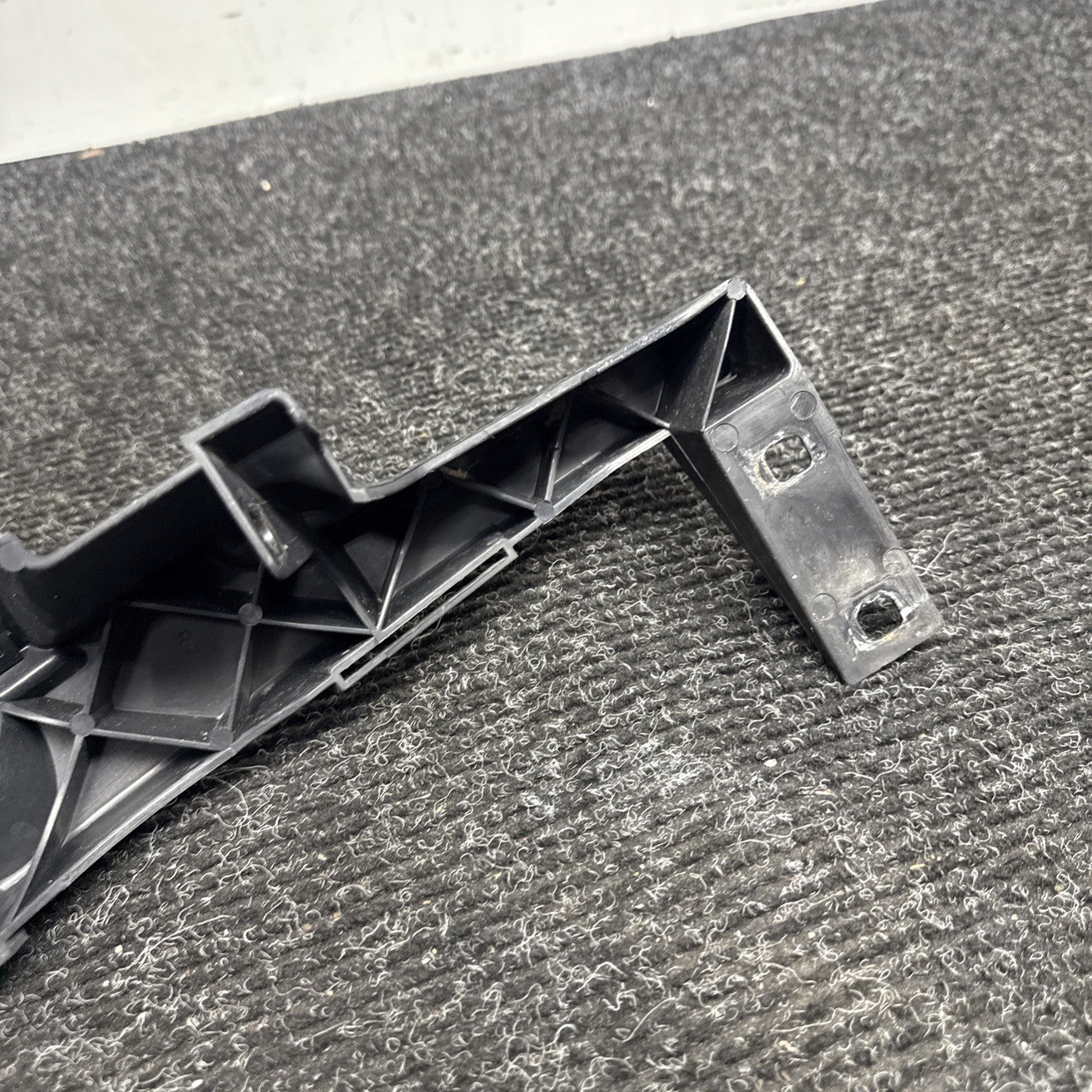 ☑️ 09-11 BMW E90 335 LCI Right Passenger Headlight Arm Bracket Mount Plastic