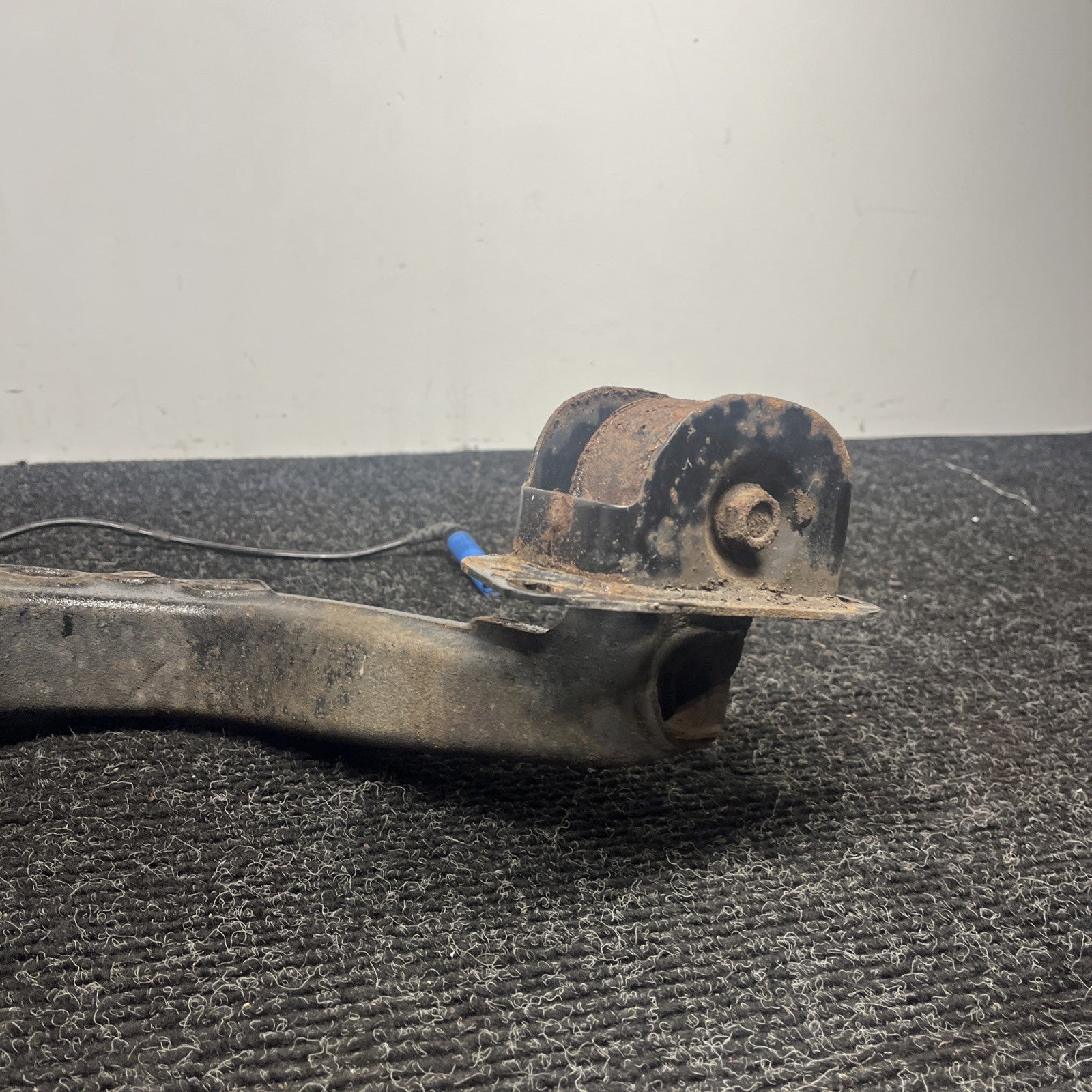☑️ 01-06 BMW E46 330i 330 REAR RIGHT TRAILING ARM KNUCKLE WHEEL HUB W/AXLE  OEM