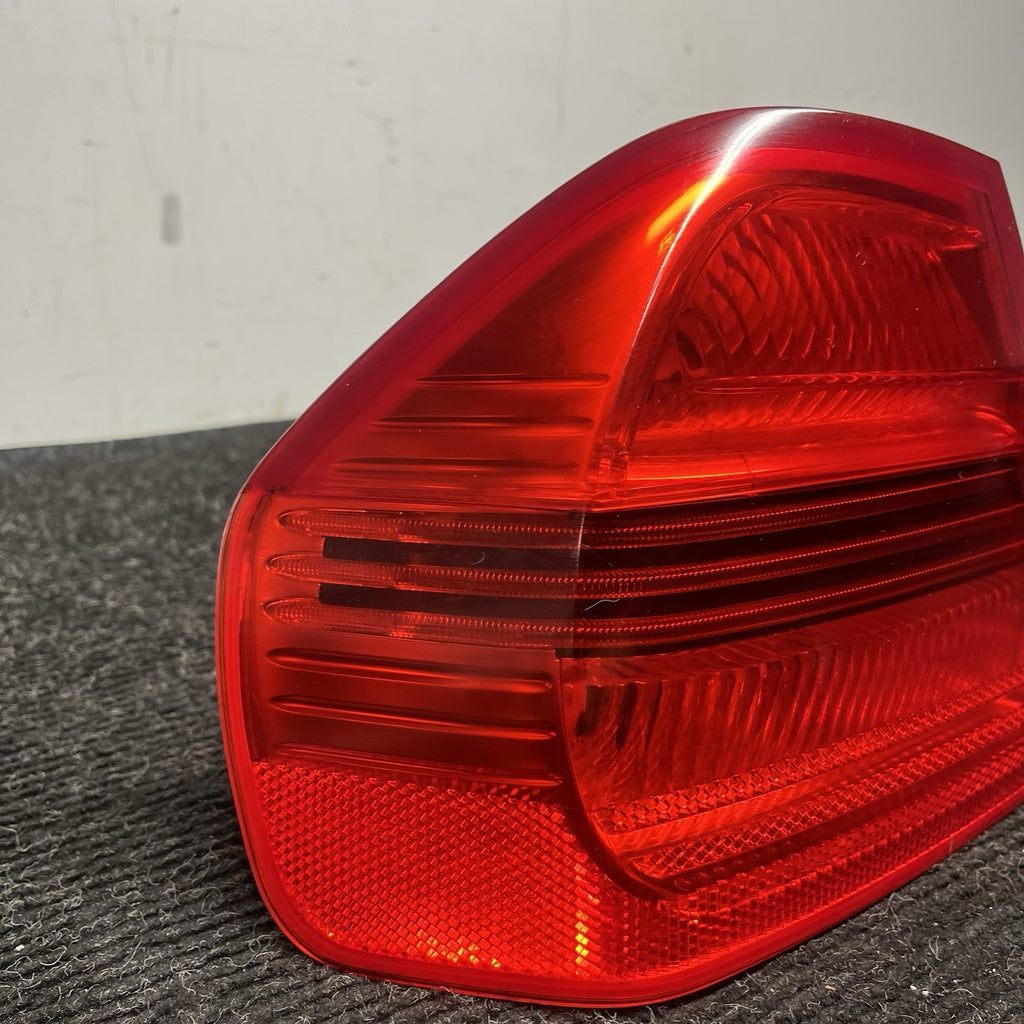 ☑️ 06-08 BMW E90 335i Sedan Rear Left Driver Side Tail Light Lamp 7161955 OEM