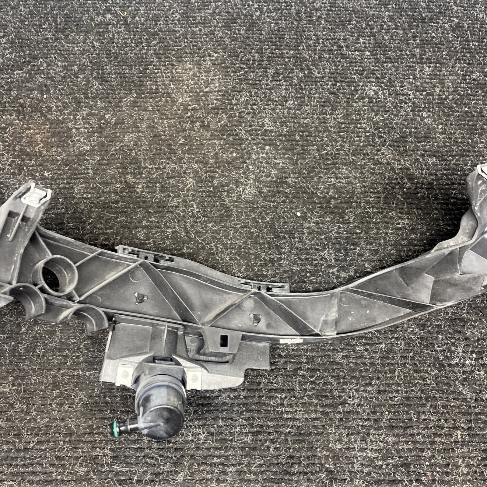 ☑️ 08-13 BMW E82 E88 135 Right Passenger Headlight Arm Bracket Mount