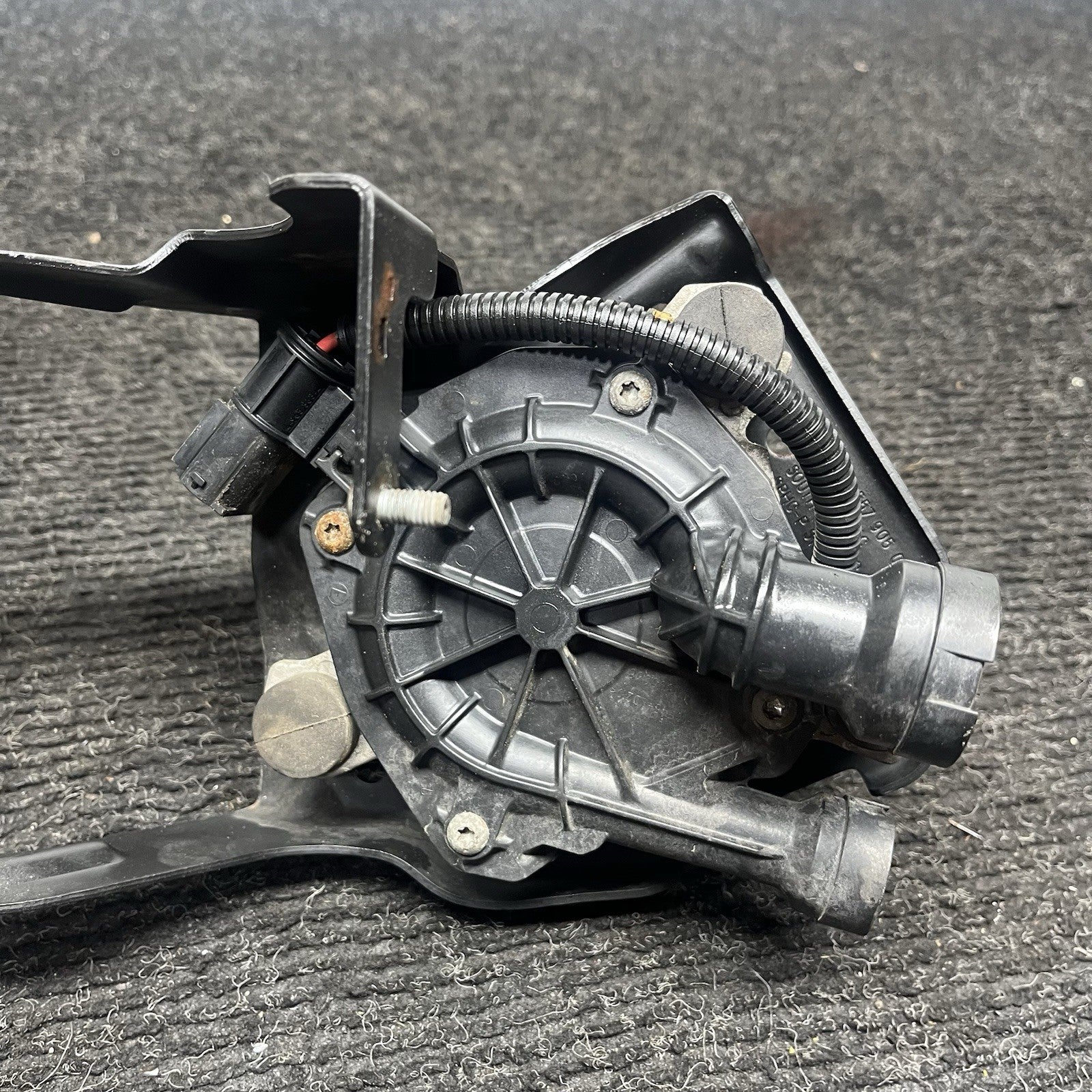 ☑️ OEM BMW E82 E88 E90 E91 E92 E93 128 328 N51 N52 Smog Air Injection Pump