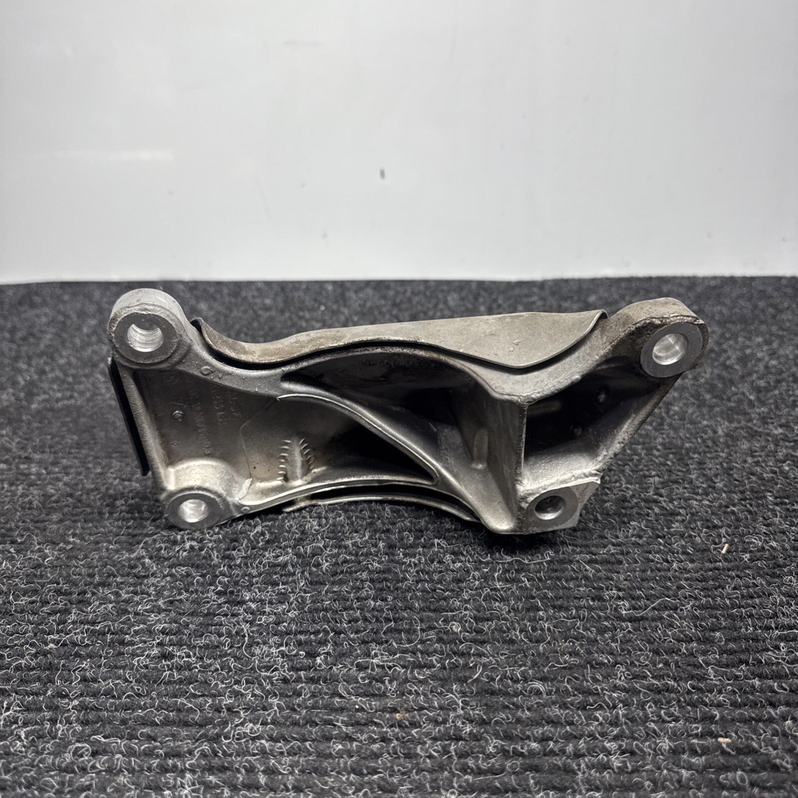07-11 BMW E82 E88 E90 E92 135I 335I N54 Z4 RIGHT PASSENGER ENGINE MOUNT BRACKET