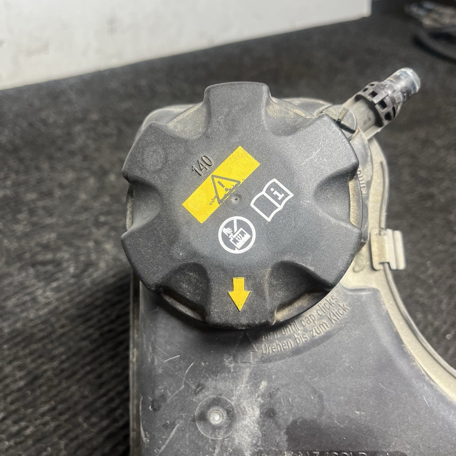 ☑️ 06-13 BMW E82 E88 E90 E92 E93 Radiator Expansion Tank Coolant Reservoir OEM