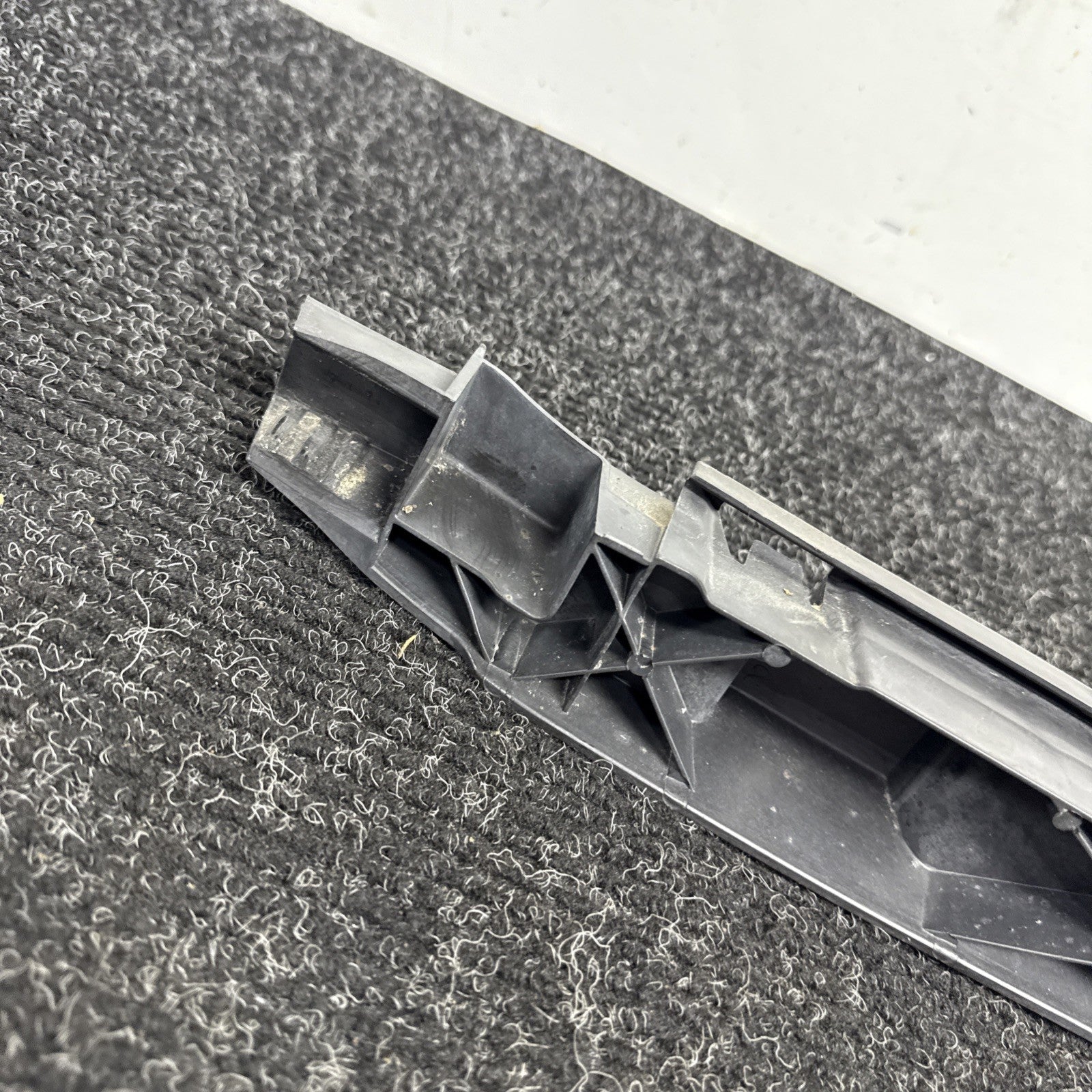 ☑️ 12-18 AUDI A6 QUATTRO C7 REAR BUMPER CENTER GUIDE MOUNT BRACKET SUPPORT OEM