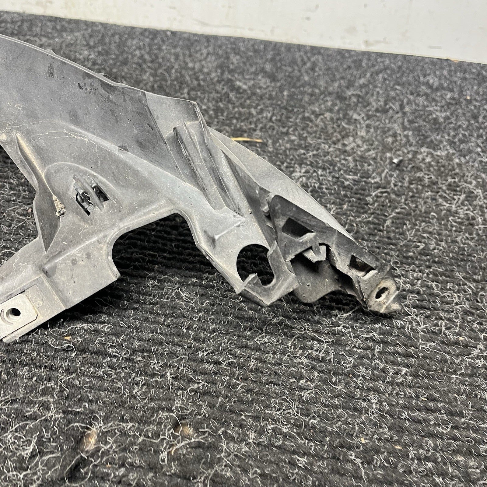 ☑️ 08-13 BMW E82 E88 135 Right Passenger Side Headlight Arm Bracket Mount