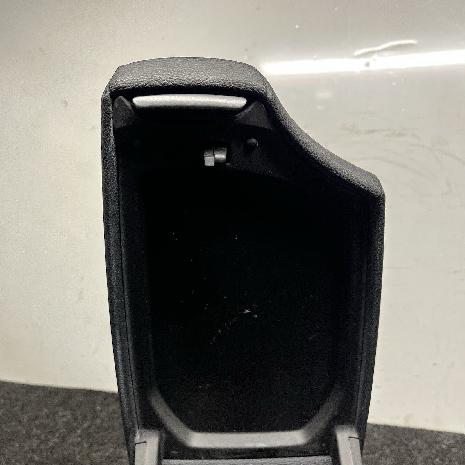 ☑️ 08-13 OEM BMW E88 E82 Center Console Armrest Tray Black Leather