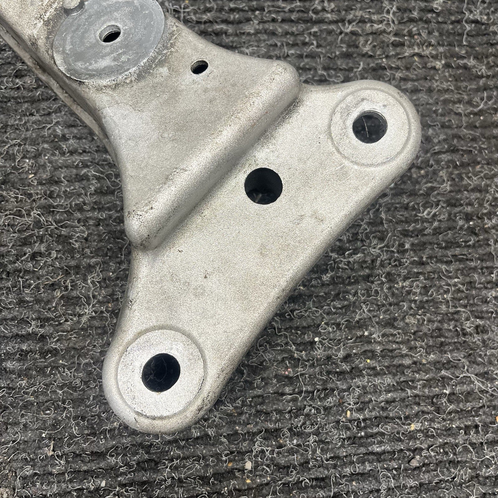 ☑️ 06-13 BMW E92 335i Automatic Transmission Mount Bracket Support OEM