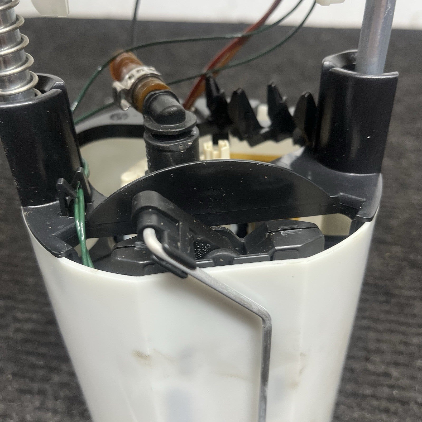 ☑️ 06-13 BMW E82 E88 E90 E91 E92 E93 135I 335I Fuel Pump OEM