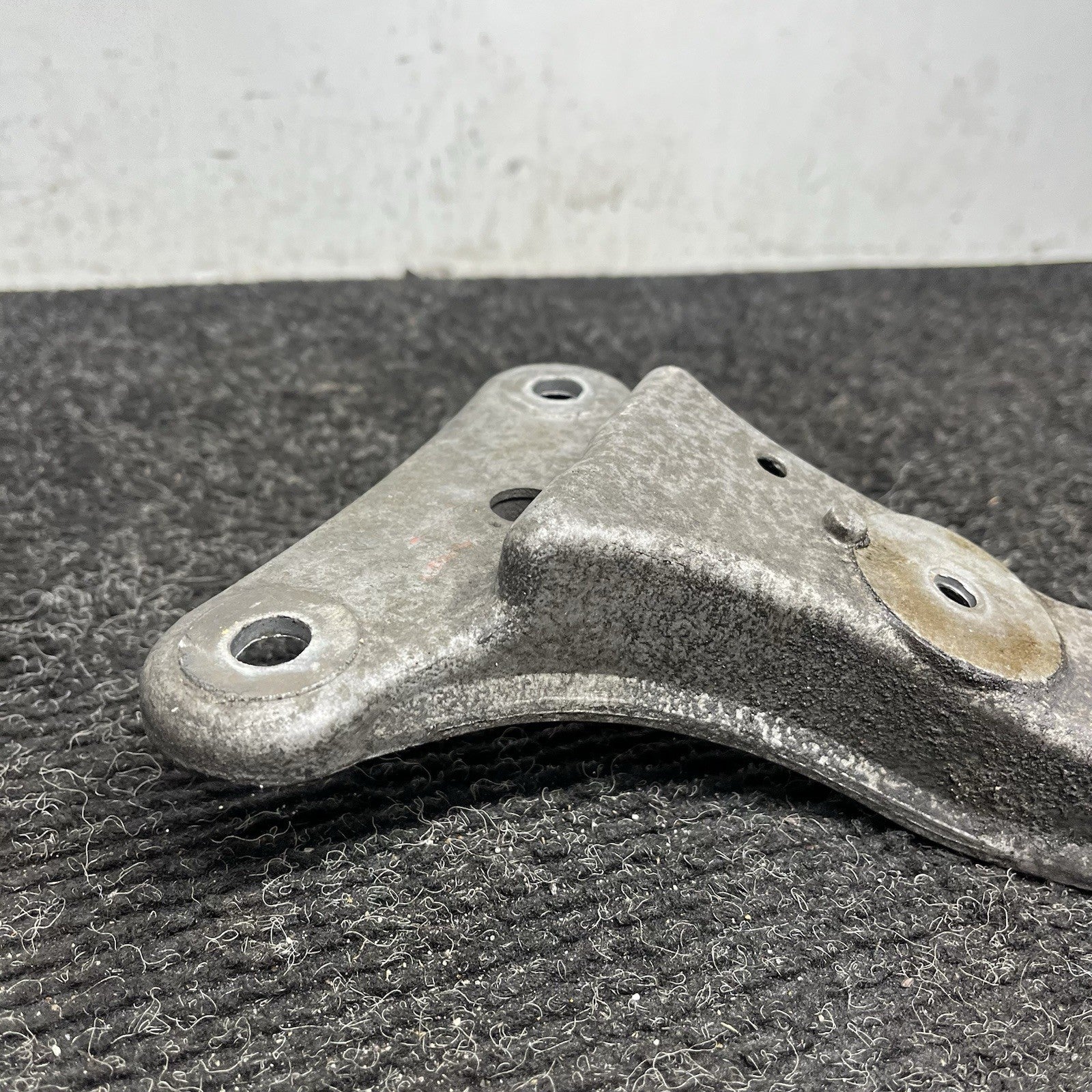 ☑️ BMW E88 E82 E90 E92 135i 335i M/T Transmission Gearbox Support Bracket OEM