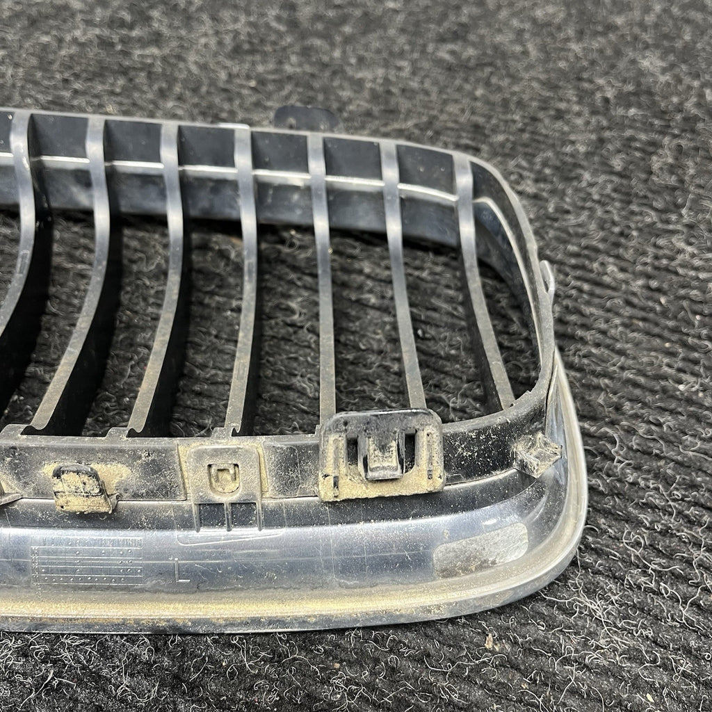 ☑️ 09-11 BMW E90 LCI 3-SERIES KIDNEY GRILLE CHROME WITH BLACK SINGLE SLANTS OEM