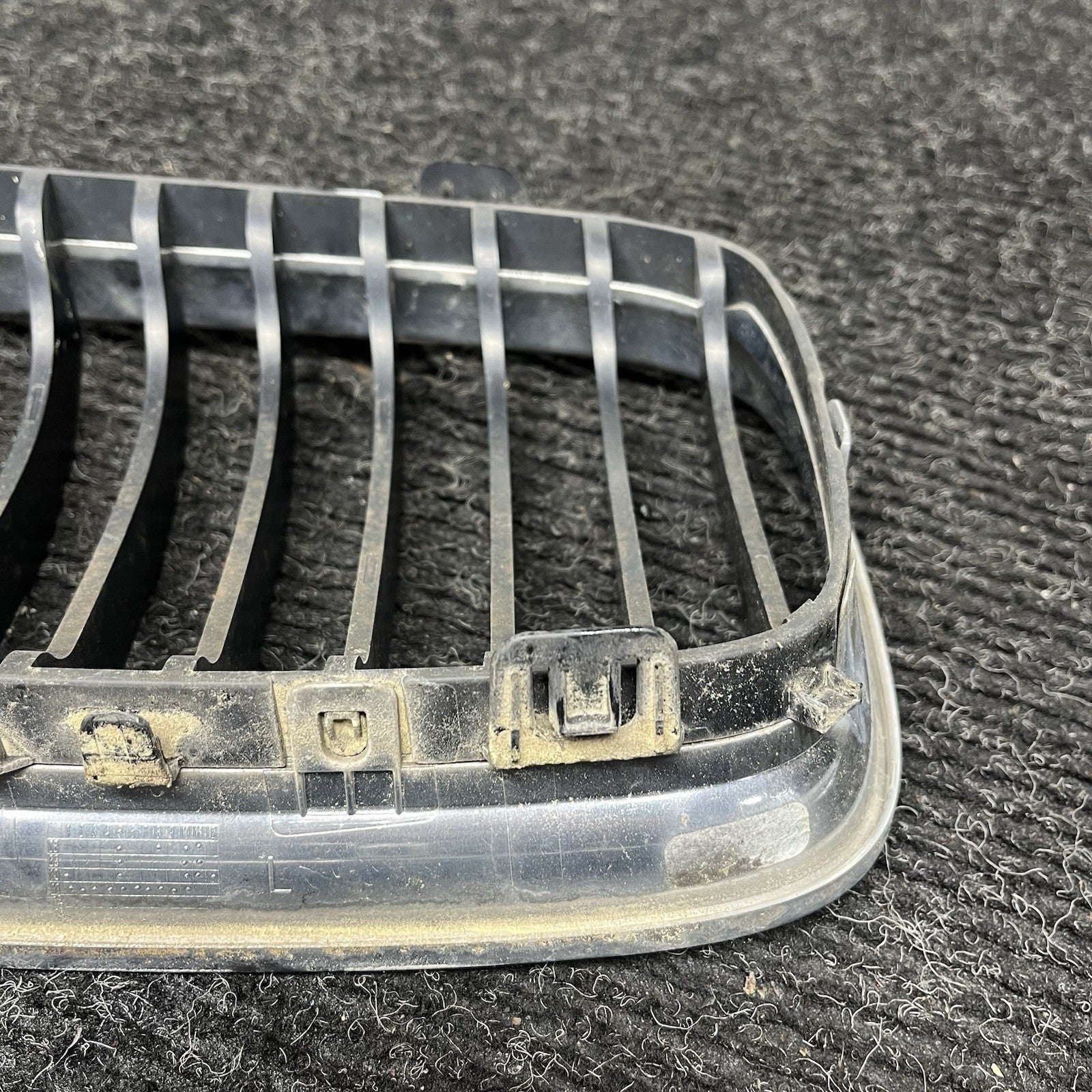☑️ 09-11 BMW E90 LCI 3-SERIES KIDNEY GRILLE CHROME WITH BLACK SINGLE SLANTS OEM