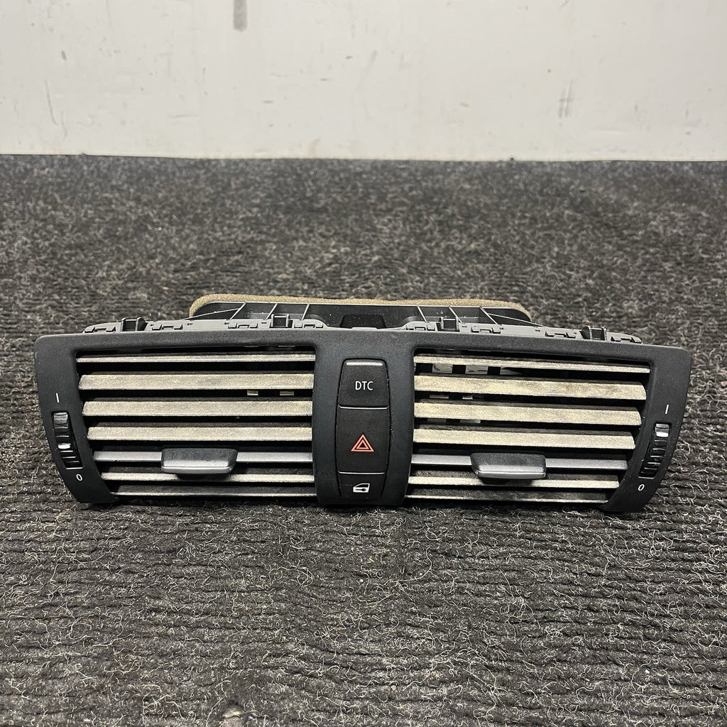 ☑️ 08-13 OEM BMW E82 E88 128 135 Central Dash Dashboard Air Vent Hazard Light