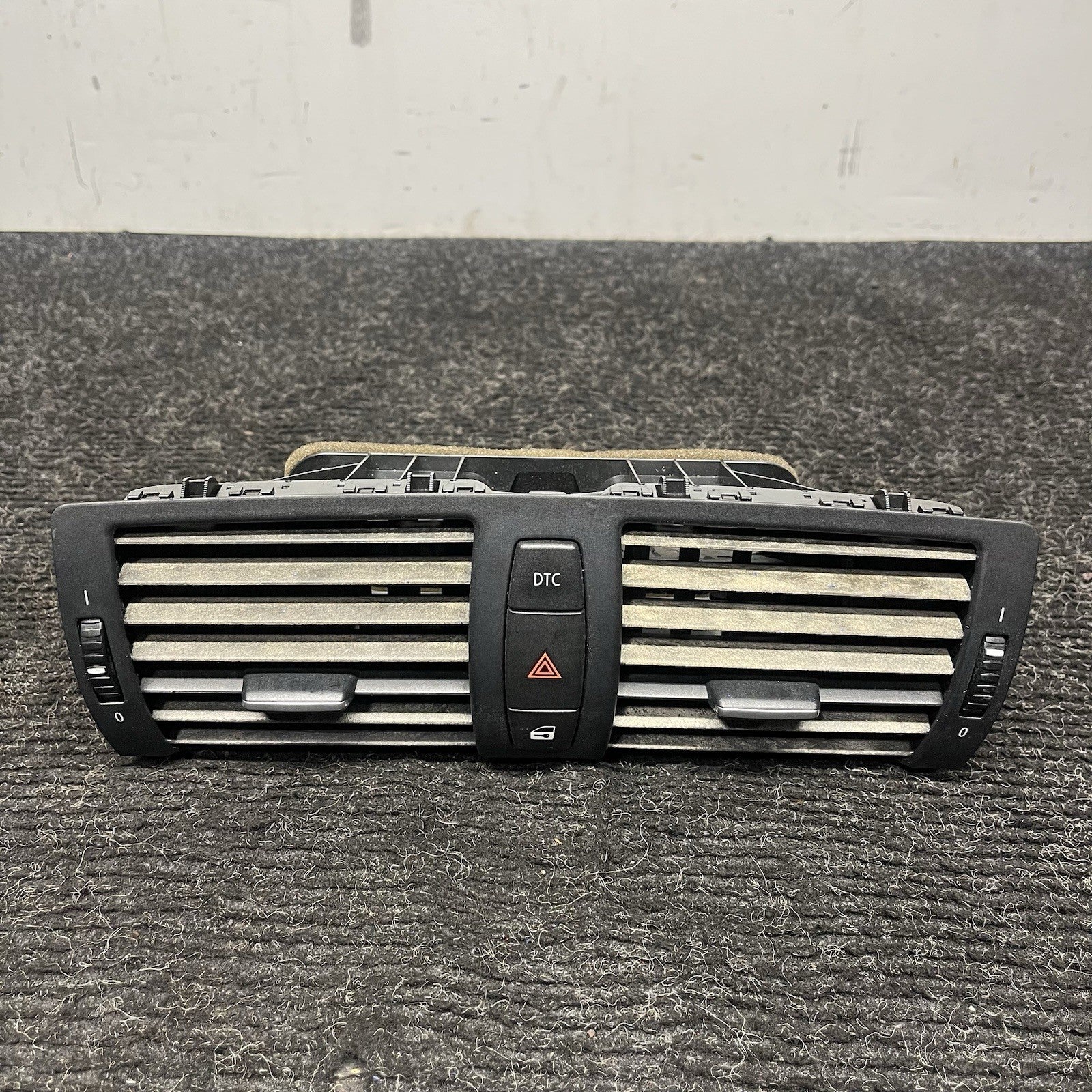 ☑️ 08-13 OEM BMW E82 E88 128 135 Central Dash Dashboard Air Vent Hazard Light