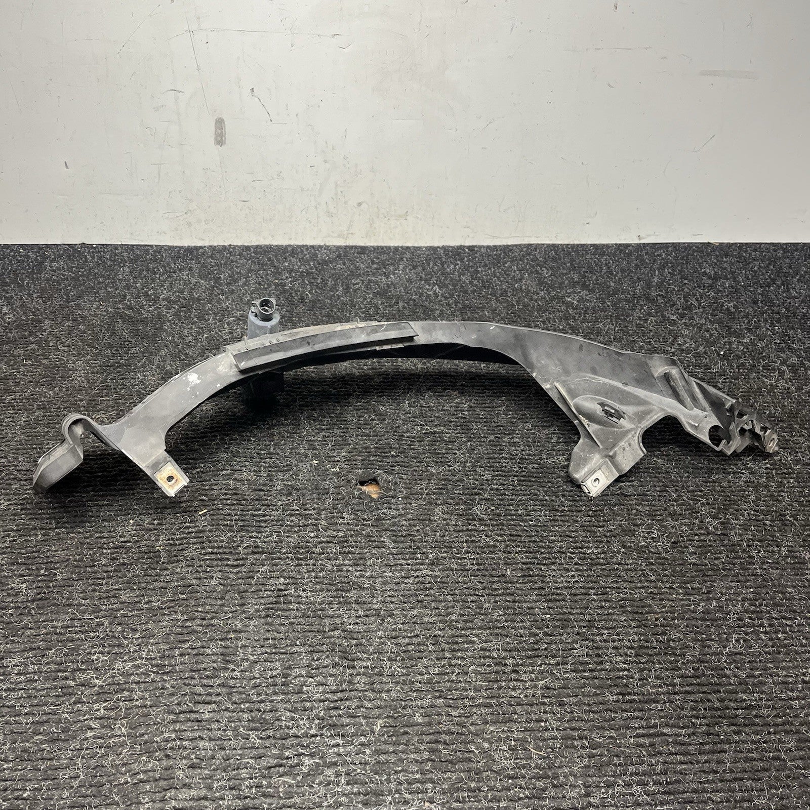 ☑️ 08-13 BMW E82 E88 135 Right Passenger Side Headlight Arm Bracket Mount