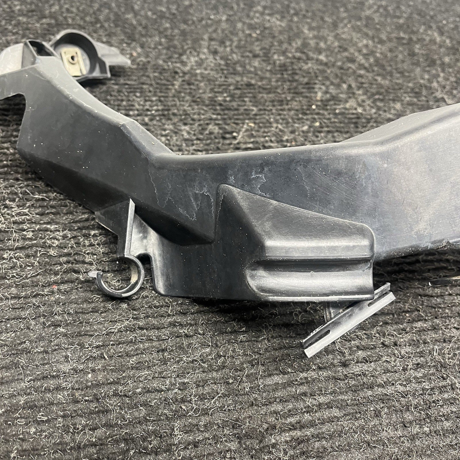 ☑️ 06-08 BMW E90 E91 325 330 335 Front Passenger Headlight Arm Bracket Mount