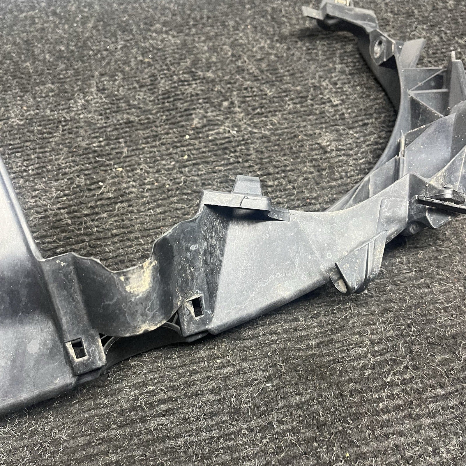 ☑️ 06-08 BMW E90 E91 325 330 335 Front Passenger Headlight Arm Bracket Mount